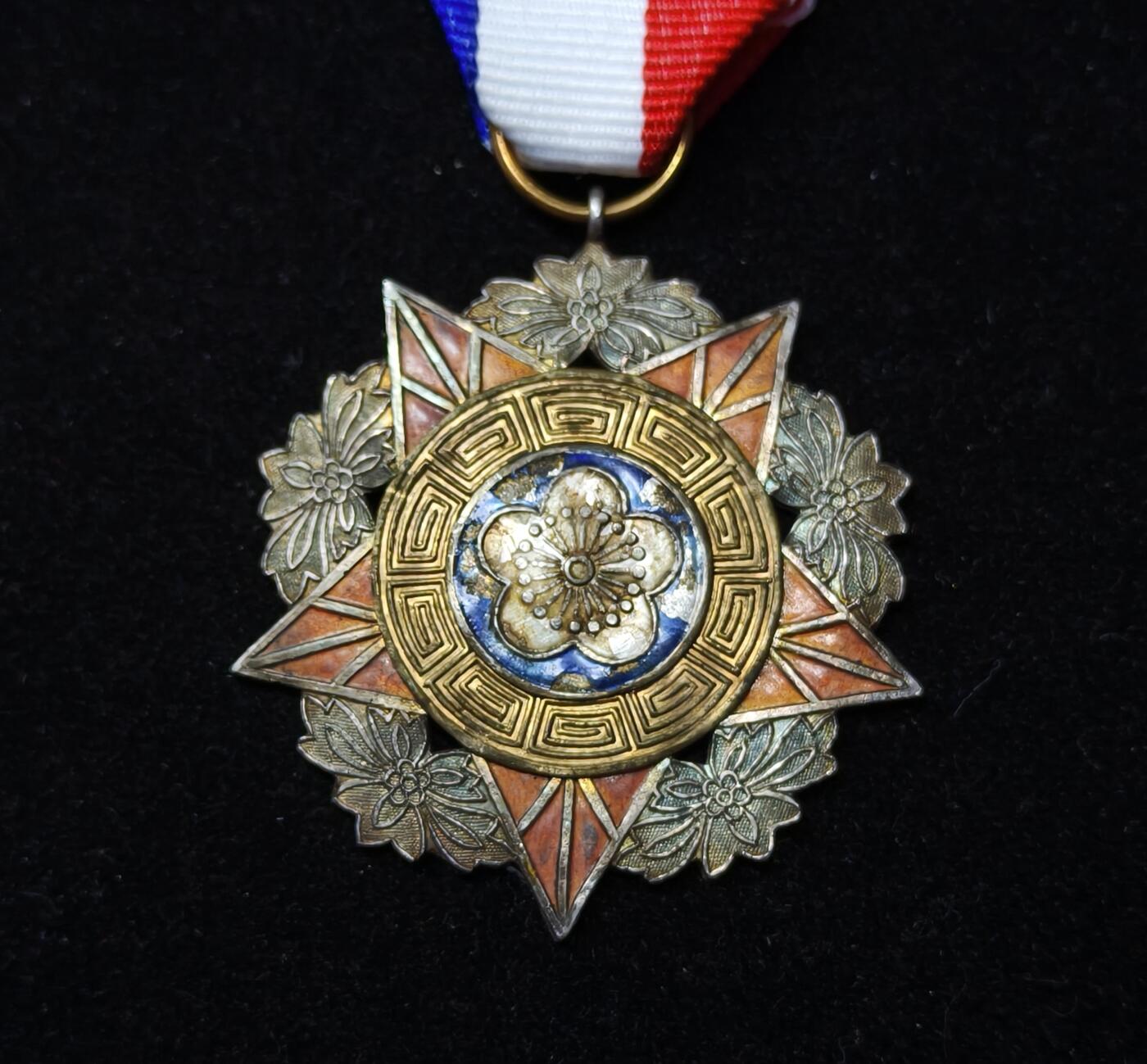 蜀地medal第10场精品专场拍卖 民国陆海空奖章 甲等银制热珐琅 抗战版