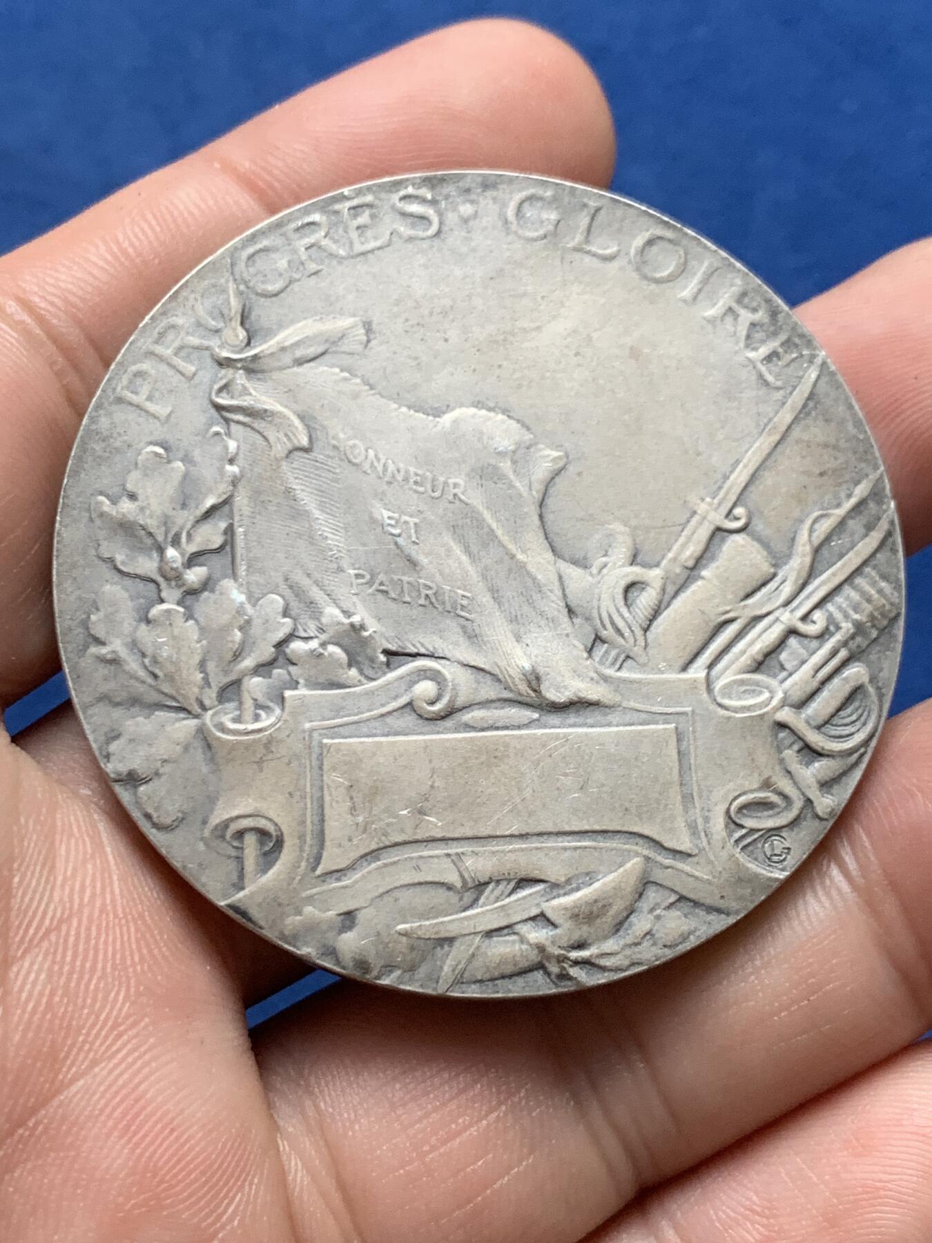 《竞宝斋》第408场 周日，周一，2场连拍 （全场包邮） 1910年法国荣誉纪念镀银铜章 带原盒 字迹对应 52.9克 铜标边铭 49.5mm