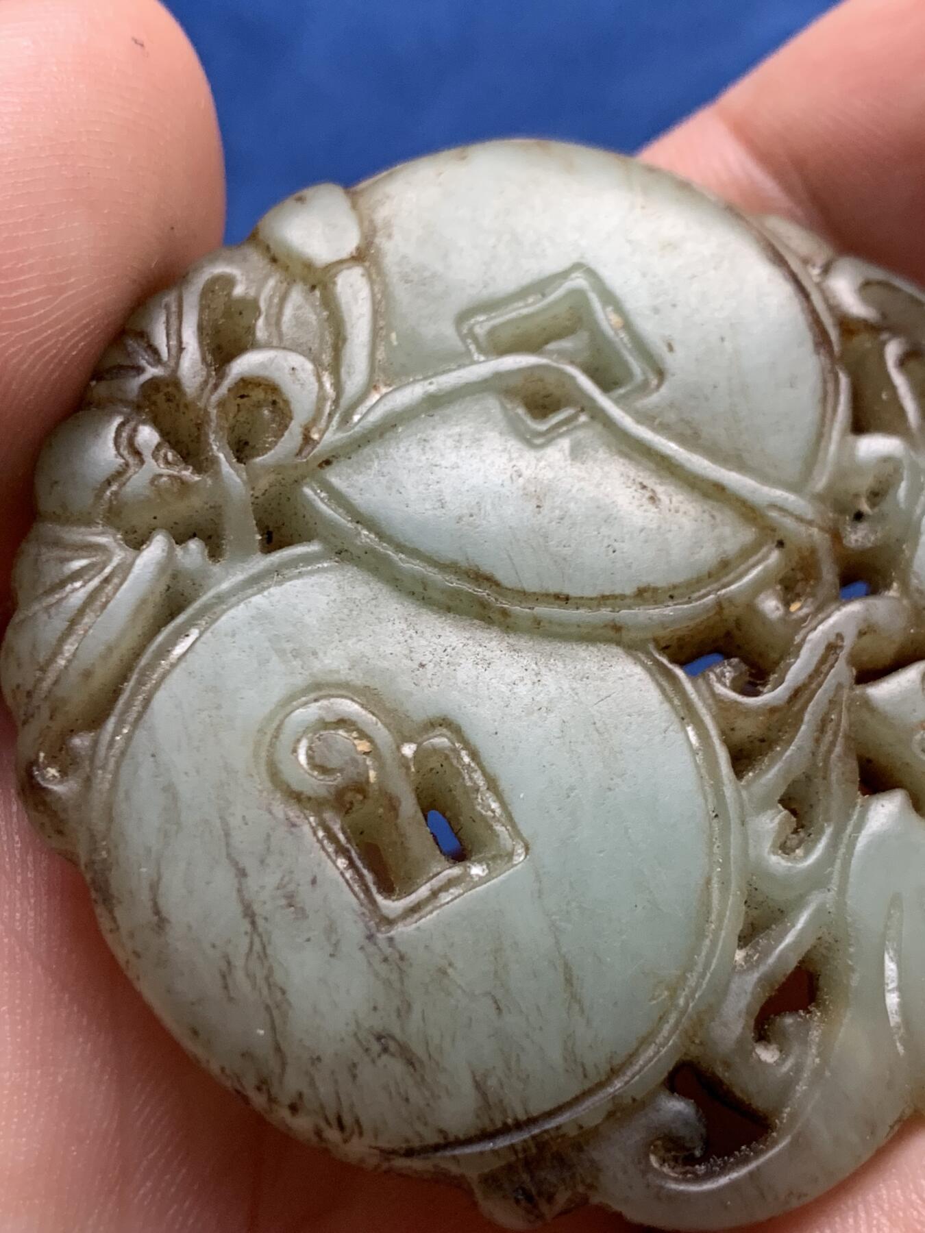 《竞宝斋》第408场 周日，周一，2场连拍 （全场包邮） 手把件 “福在眼前”手雕镂空玉佩、岫玉牌，蝙蝠/铜钱造型。49.2mm、27.8克 年代 工艺自辨