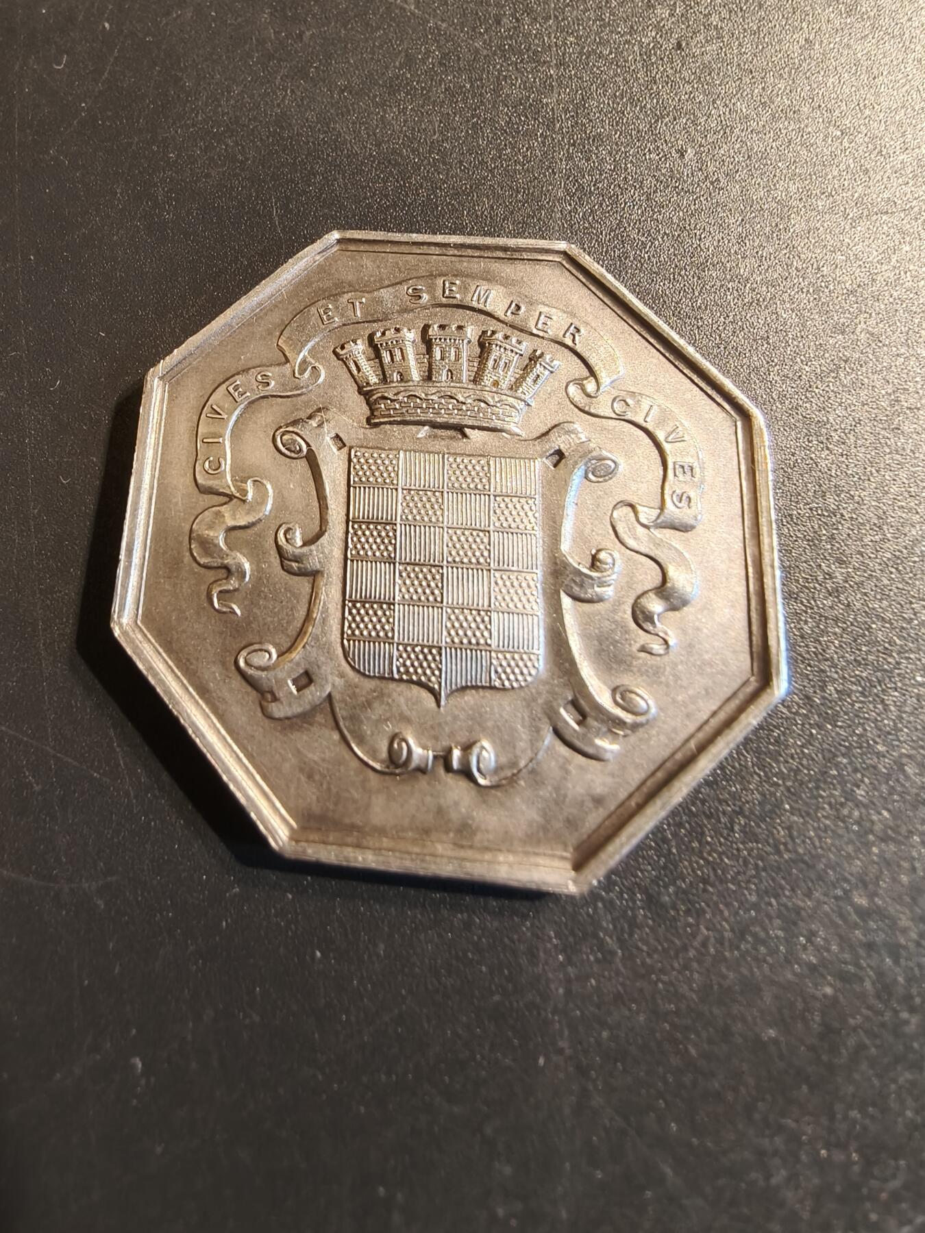 老王徽章第140期 法国1869阿诺奈商会八角代用银章    原盒  950银   直径38mm   重量20g