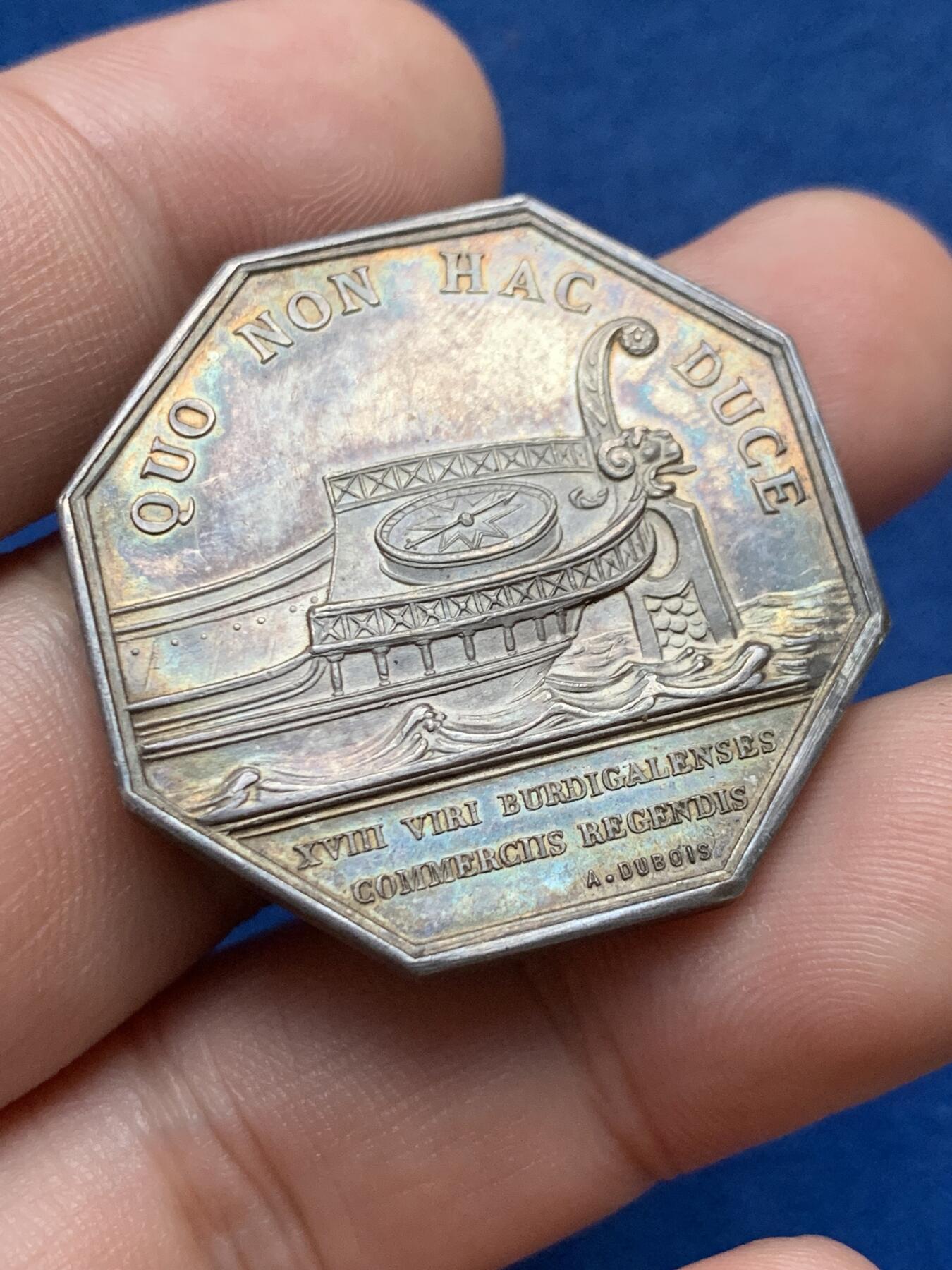 《竞宝斋》第408场 周日，周一，2场连拍 （全场包邮） 法国1880-1898波尔多商会八角银质代币 19.5克 33.5mm 丰饶角边铭 正面是手持双蛇权杖的商业之神墨丘利 背面狮头船