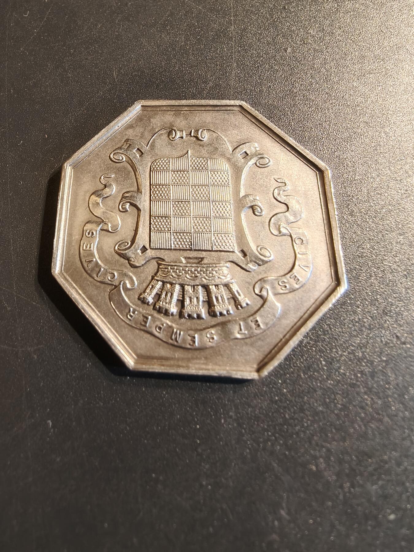 老王徽章第140期 法国1869阿诺奈商会八角代用银章    原盒  950银   直径38mm   重量20g
