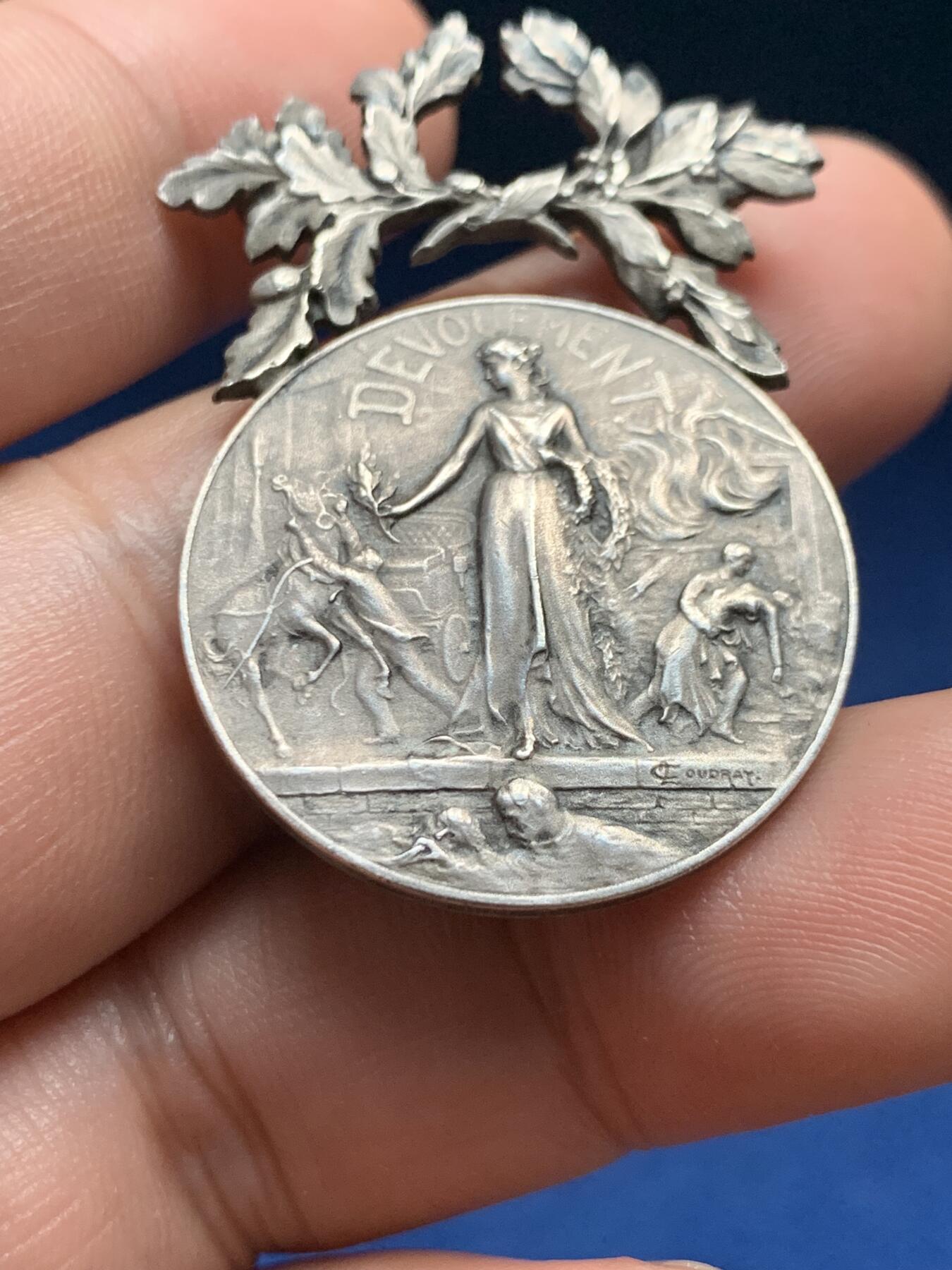 《竞宝斋》第408场 周日，周一，2场连拍 （全场包邮） 法国内务部颁发奉献银章 丰饶角1银标 重约13.5克 27.9*43.6mm