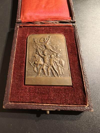 老王徽章第140期 - 法国军事训练方形大铜章    原盒    尺寸50×40mm   重量54.3g   杜布瓦名作