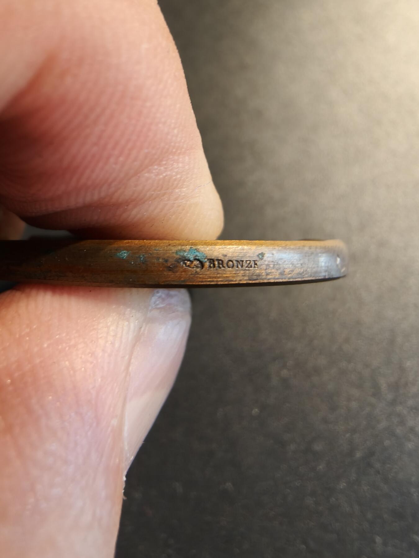 老王徽章第140期 法国保护小动物协会大铜章    直径41mm   重量33.4g
