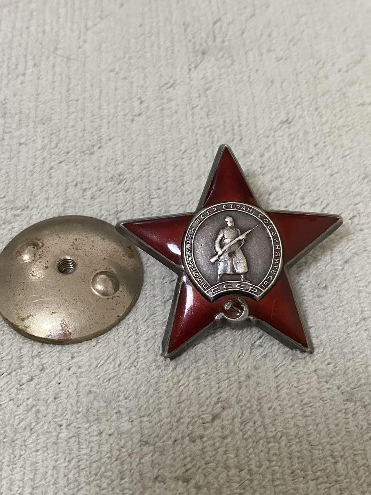 苏联勋章拍卖 8月6日结束 本次有抗美援朝苏联飞行员红旗 击落佩刀F86战机的红旗参拍 机不可失失不再来 找不到的加我qq或者微信都是184277308备注苏章拍卖。最好加微信群每次都会通知还有提前可以一口价的 最近会持续拍卖一些东西。 苏联二战红星 1063624 右边角上边缘中部有小蹭皮 其他完好 Губанов Александр Иванович 88炮兵团2连排指挥员 他指挥处于直接瞄准的122毫米榴弹炮排 击退1个营的进攻 消灭40+ 事迹非常好