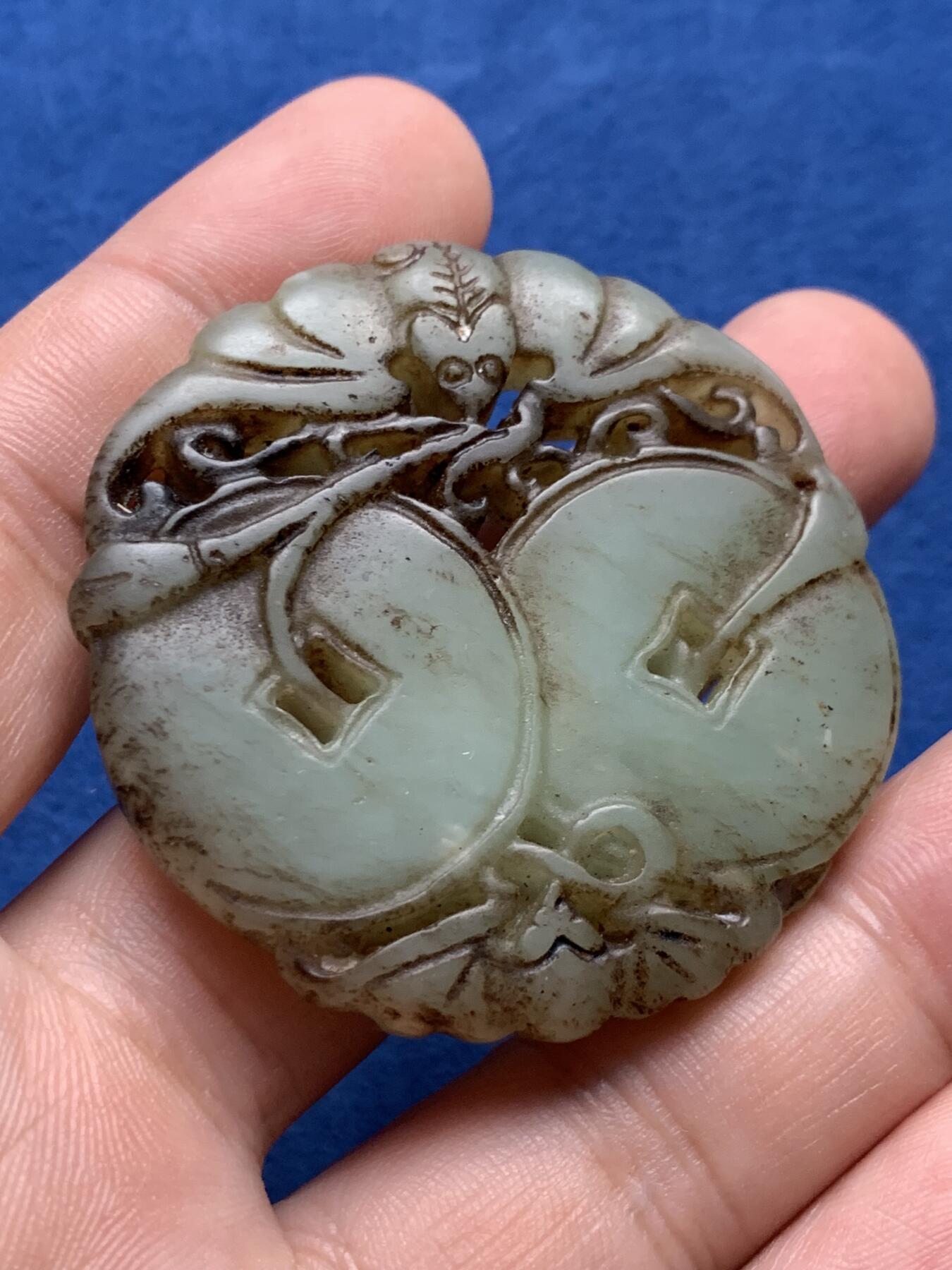 《竞宝斋》第408场 周日，周一，2场连拍 （全场包邮） 手把件 “福在眼前”手雕镂空玉佩、岫玉牌，蝙蝠/铜钱造型。49.2mm、27.8克 年代 工艺自辨