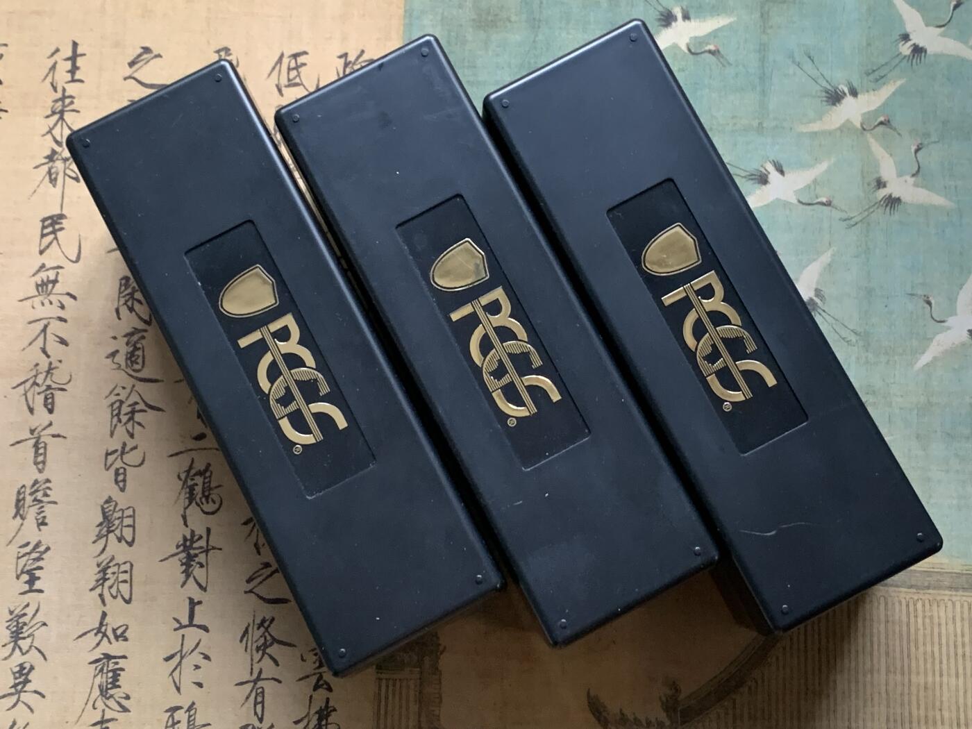 《竞宝斋》第408场 周日，周一，2场连拍 （全场包邮） 三个一组 PCGS评级币大号正版收纳盒（每个可装20枚PCGS评级币）黑色