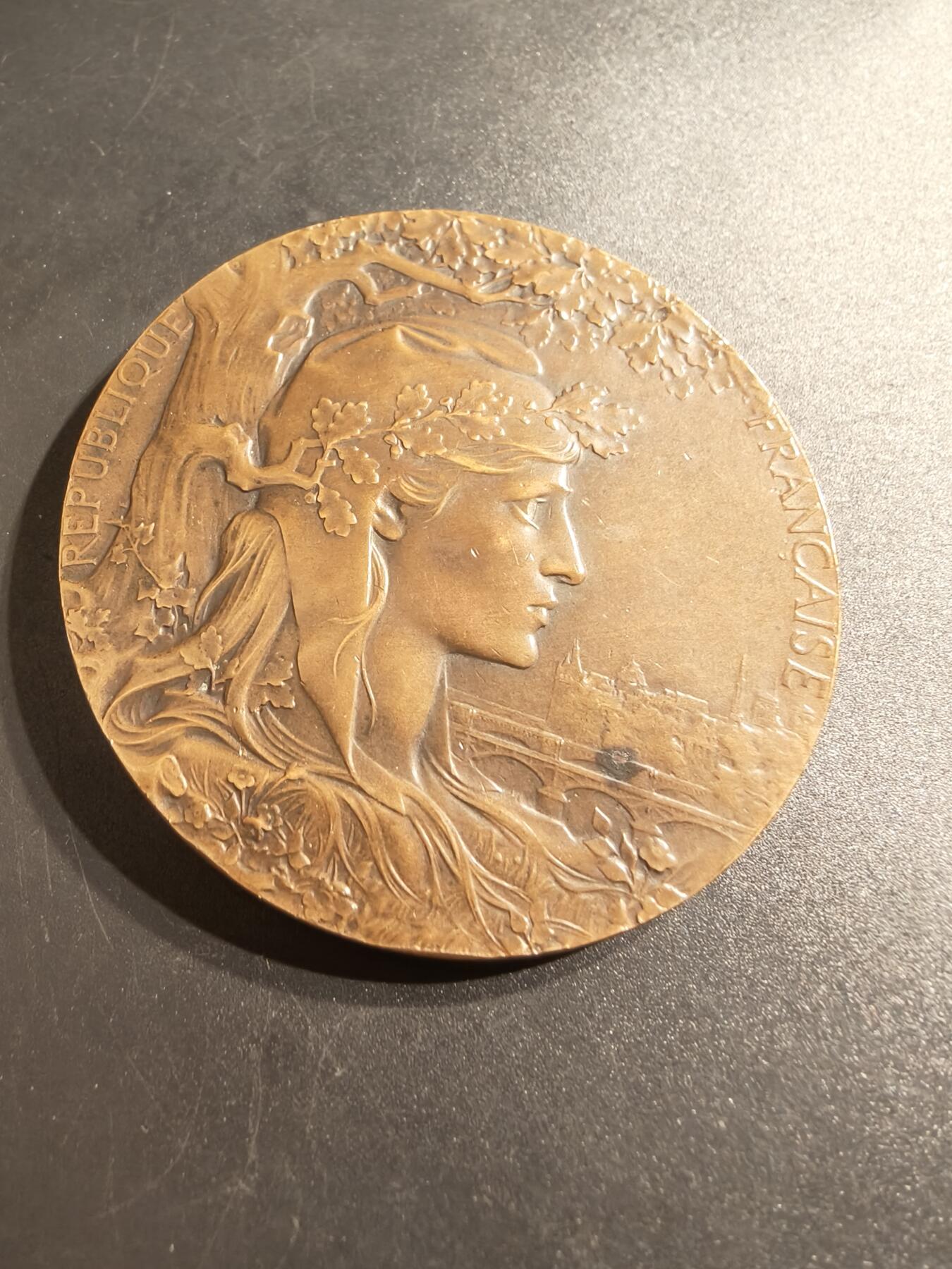老王徽章第140期 法国1900世博会大铜章    大师夏普兰作品    直径64mm   重量102.1g