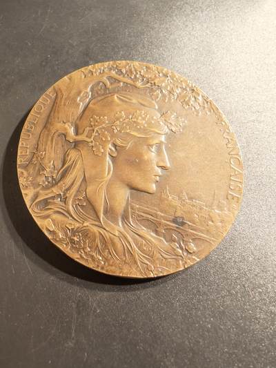 老王徽章第140期 - 法国1900世博会大铜章    大师夏普兰作品    直径64mm   重量102.1g