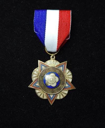蜀地medal第10场精品专场拍卖 - 民国陆海空奖章 乙等银制热珐琅