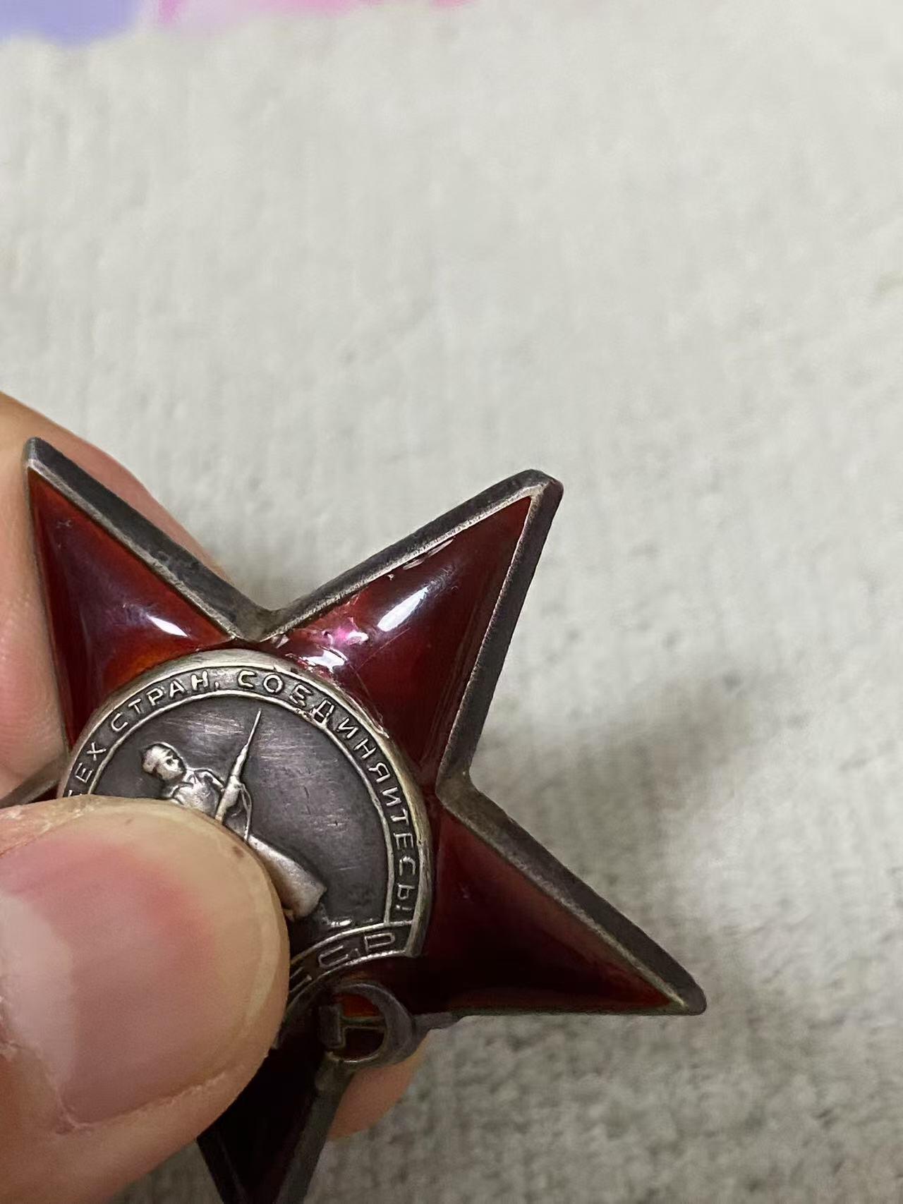 苏联勋章拍卖 8月6日结束 本次有抗美援朝苏联飞行员红旗 击落佩刀F86战机的红旗参拍 机不可失失不再来 找不到的加我qq或者微信都是184277308备注苏章拍卖。最好加微信群每次都会通知还有提前可以一口价的 最近会持续拍卖一些东西。