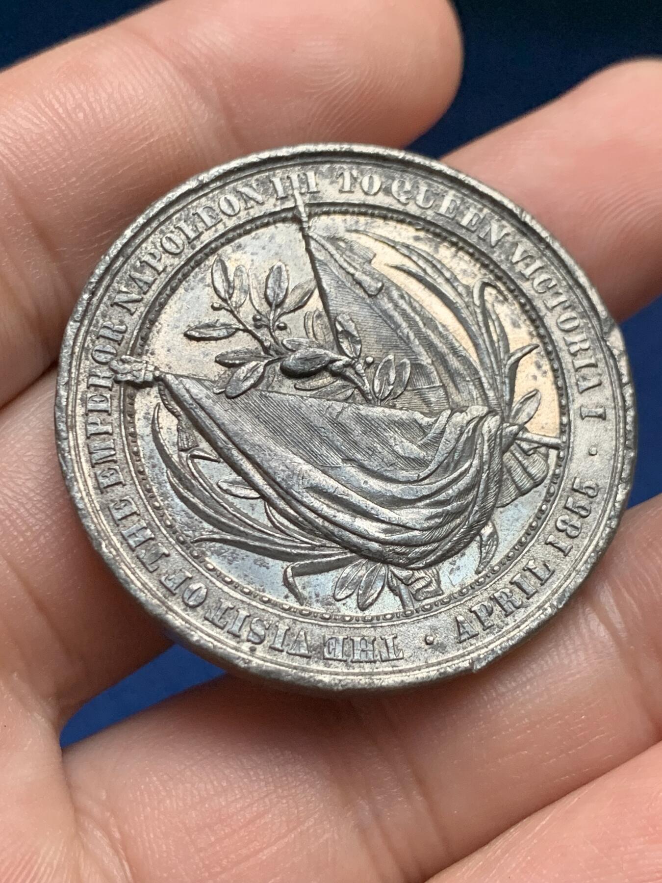 《竞宝斋》第408场 周日，周一，2场连拍 （全场包邮） 1855年维多利亚女王访问法国纪念锡章 重约15.6克 38.7mm