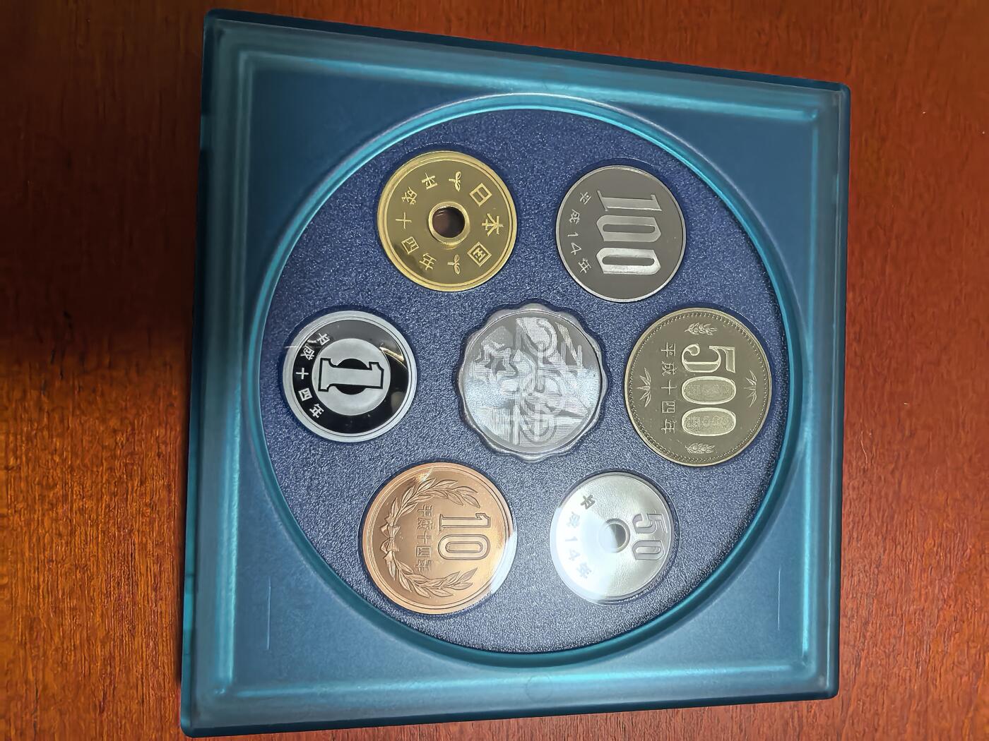 长老汇蛇年精选第三十三场拍卖 2002日本科技系列之一6枚精制币套装小方盒，含银质梅花形银章1枚（2）