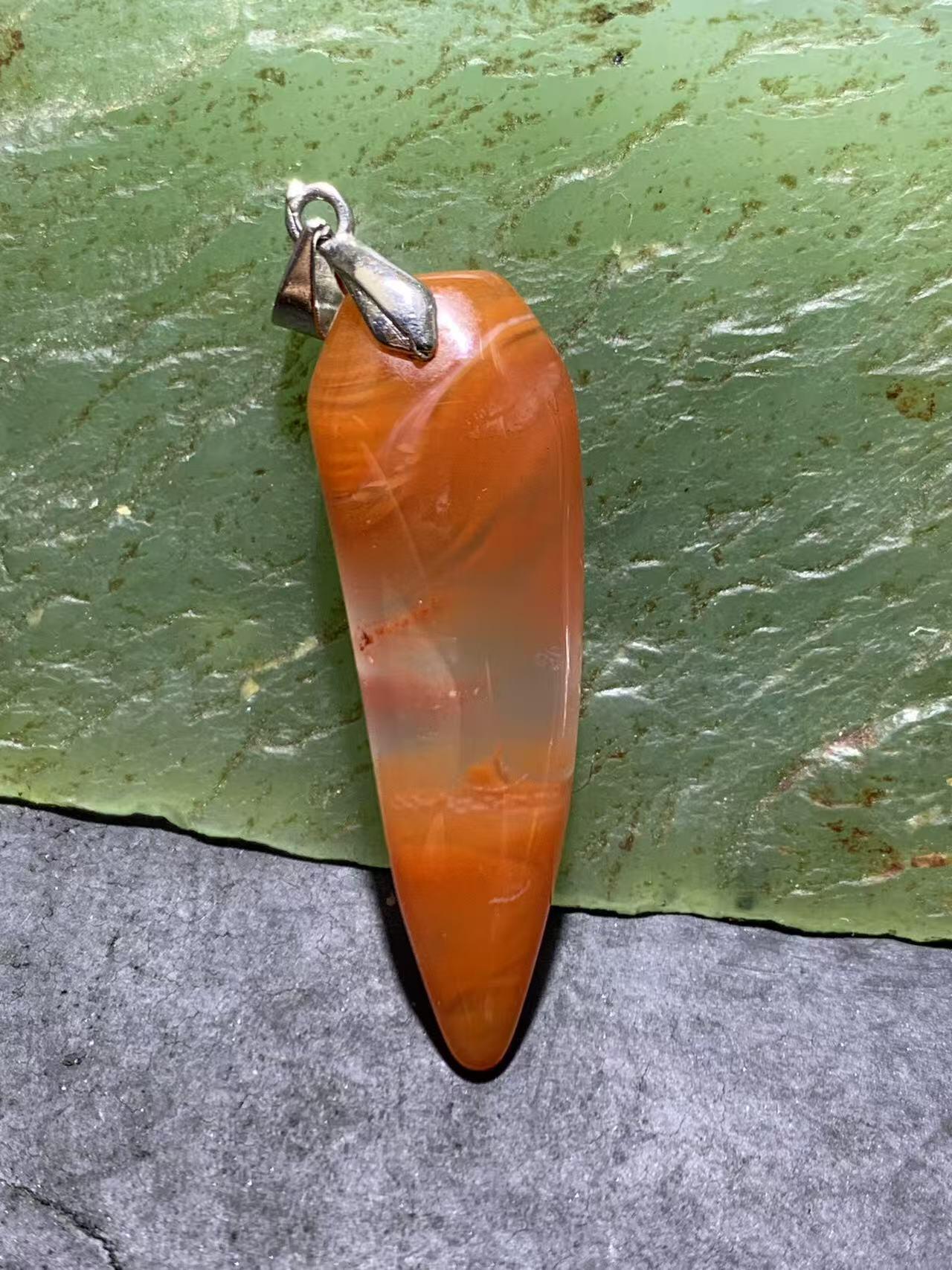 南红玛瑙荔枝冻飘火焰纹随形牙通货吊坠一个，，，
