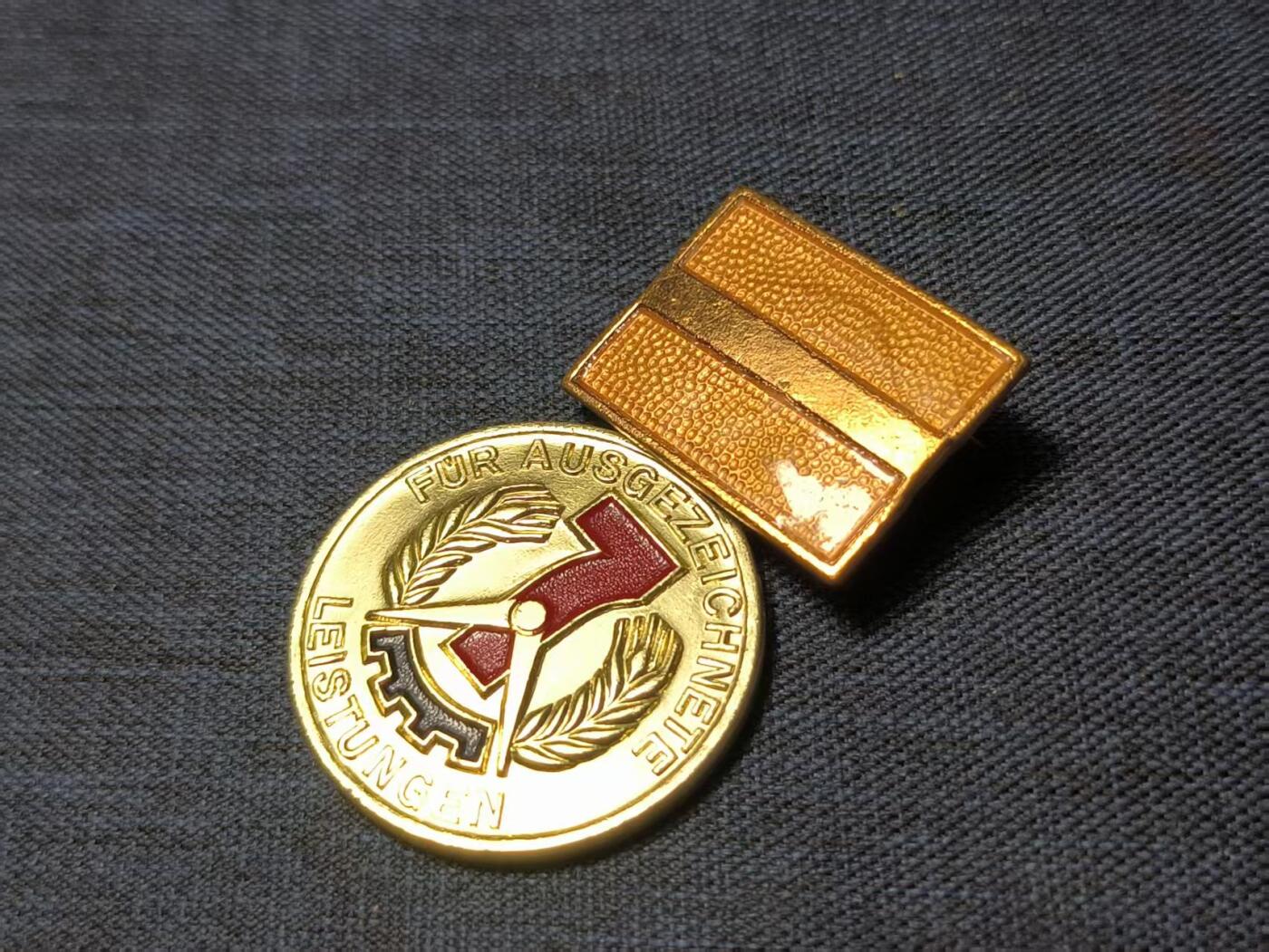 罗岚⭐爱藏⭐精品专拍-分享拍场赚佣金 民主德国七年建设计划优胜模范奖章 珐琅上挂 背面铭文-为了我们和未来而建设，我们共同前进 （So wie heute bauen, werden wir voran ziehen ）