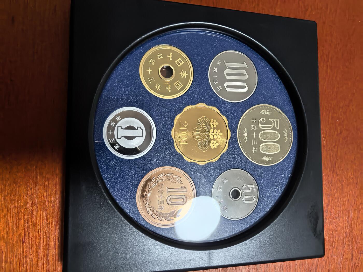 长老汇蛇年精选第三十三场拍卖 2001日本老钱币系列之三6枚精制币套装小方盒，含银质梅花形银章1枚，单面镀金（4）