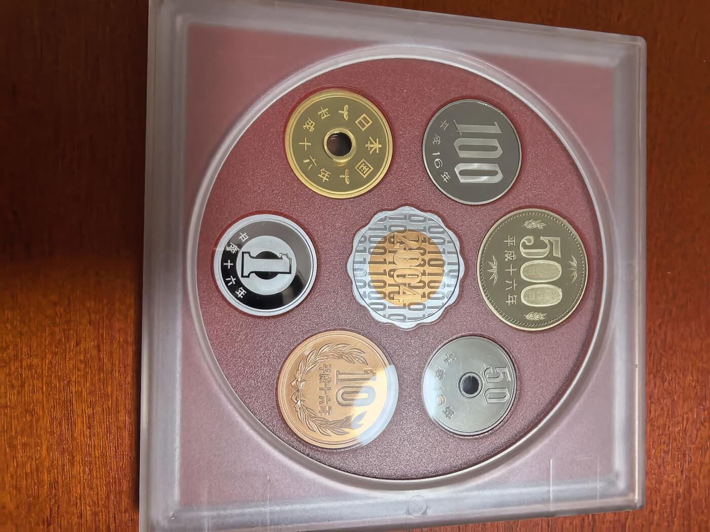 长老汇蛇年精选第三十三场拍卖 2004日本科技系列之二6枚精制币套装小方盒，含银质梅花形镀金银章1枚