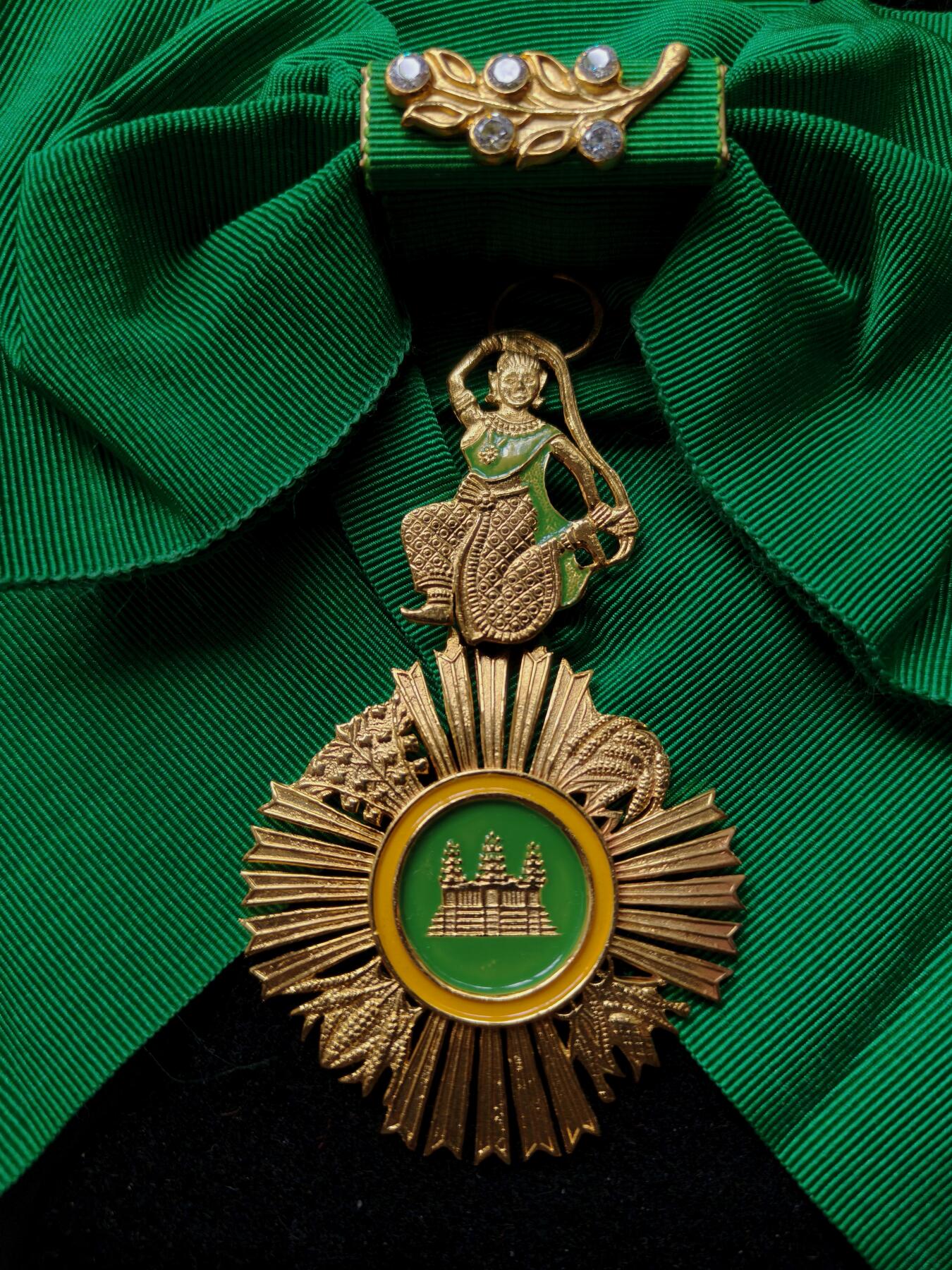 蜀地medal第10场精品专场拍卖 柬埔寨王国大十字级苏瓦塔拉勋章带盒、略一套