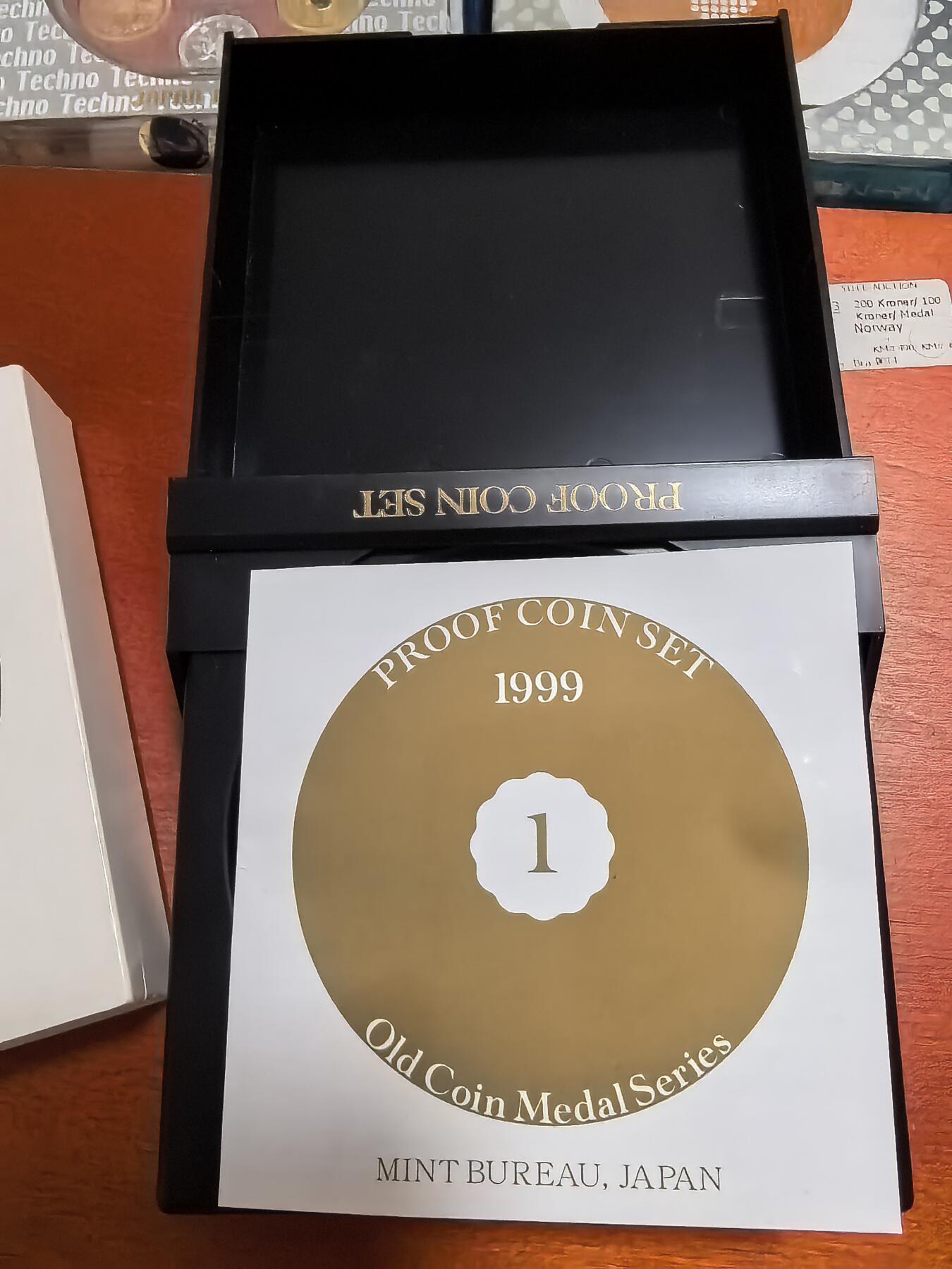 长老汇蛇年精选第三十三场拍卖 1999日本老钱币系列之一6枚精制币套装小方盒，含银质梅花形银章1枚，单面镀金