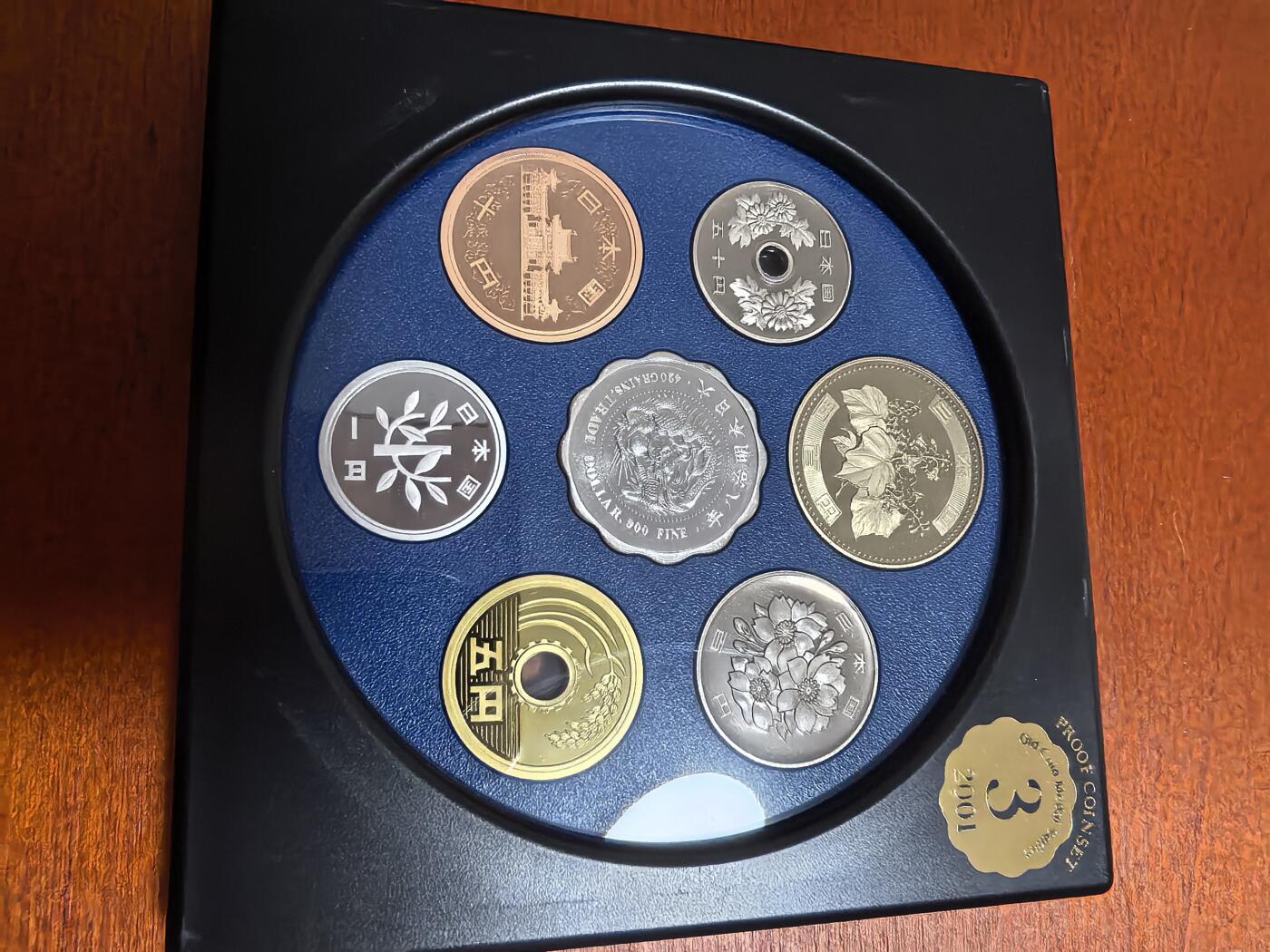 长老汇蛇年精选第三十三场拍卖 2001日本老钱币系列之三6枚精制币套装小方盒，含银质梅花形银章1枚，单面镀金（4）