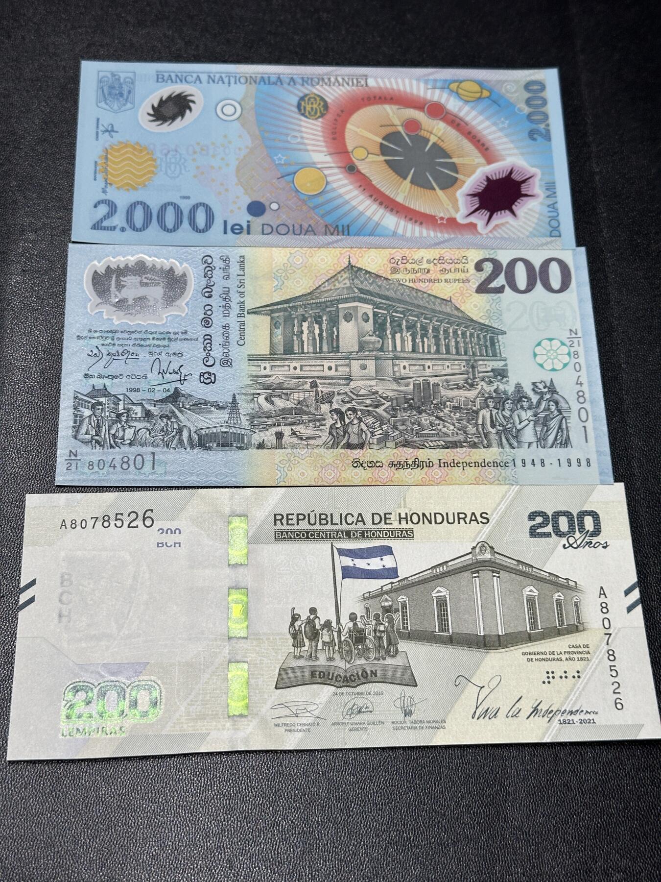 《外钞收藏家》第五百五十四期（本期拍品丰富欢迎参加）（本平台长期征集拍品、欢迎藏友们联系合作） 罗马尼亚2000、斯里兰卡200、洪都拉斯200 三张纪念钞一起 全新UNC