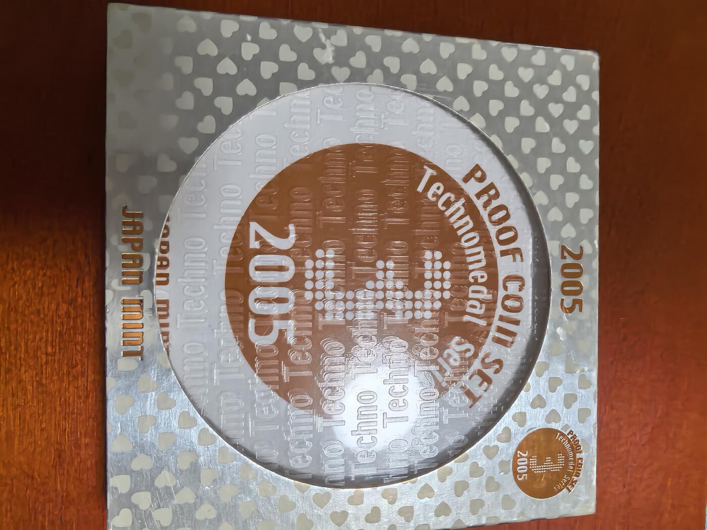 长老汇蛇年精选第三十三场拍卖 2005日本科技系列之三6枚精制币套装小方盒，含银质梅花形镀金银章1枚