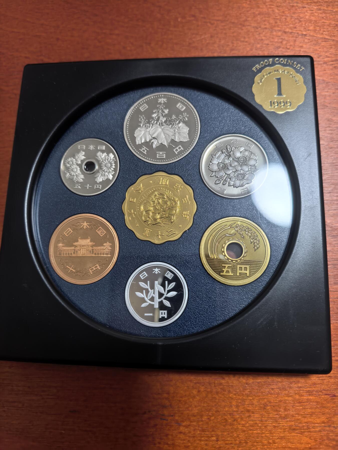 长老汇蛇年精选第三十三场拍卖 1999日本老钱币系列之一6枚精制币套装小方盒，含银质梅花形银章1枚，单面镀金