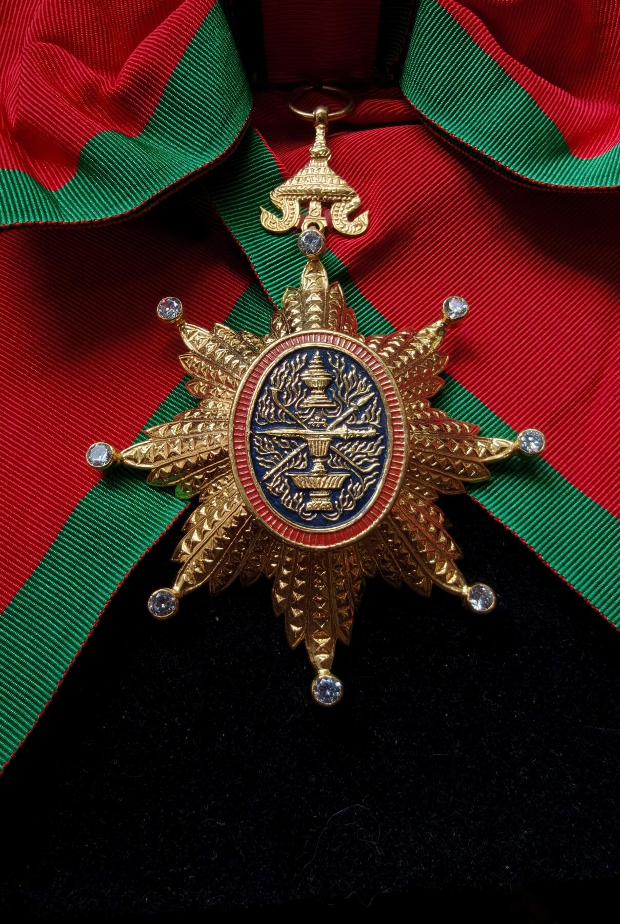 蜀地medal第10场精品专场拍卖 少见 柬埔寨王国大十字级皇室勋章定制带钻版本 带勋略原盒一套
