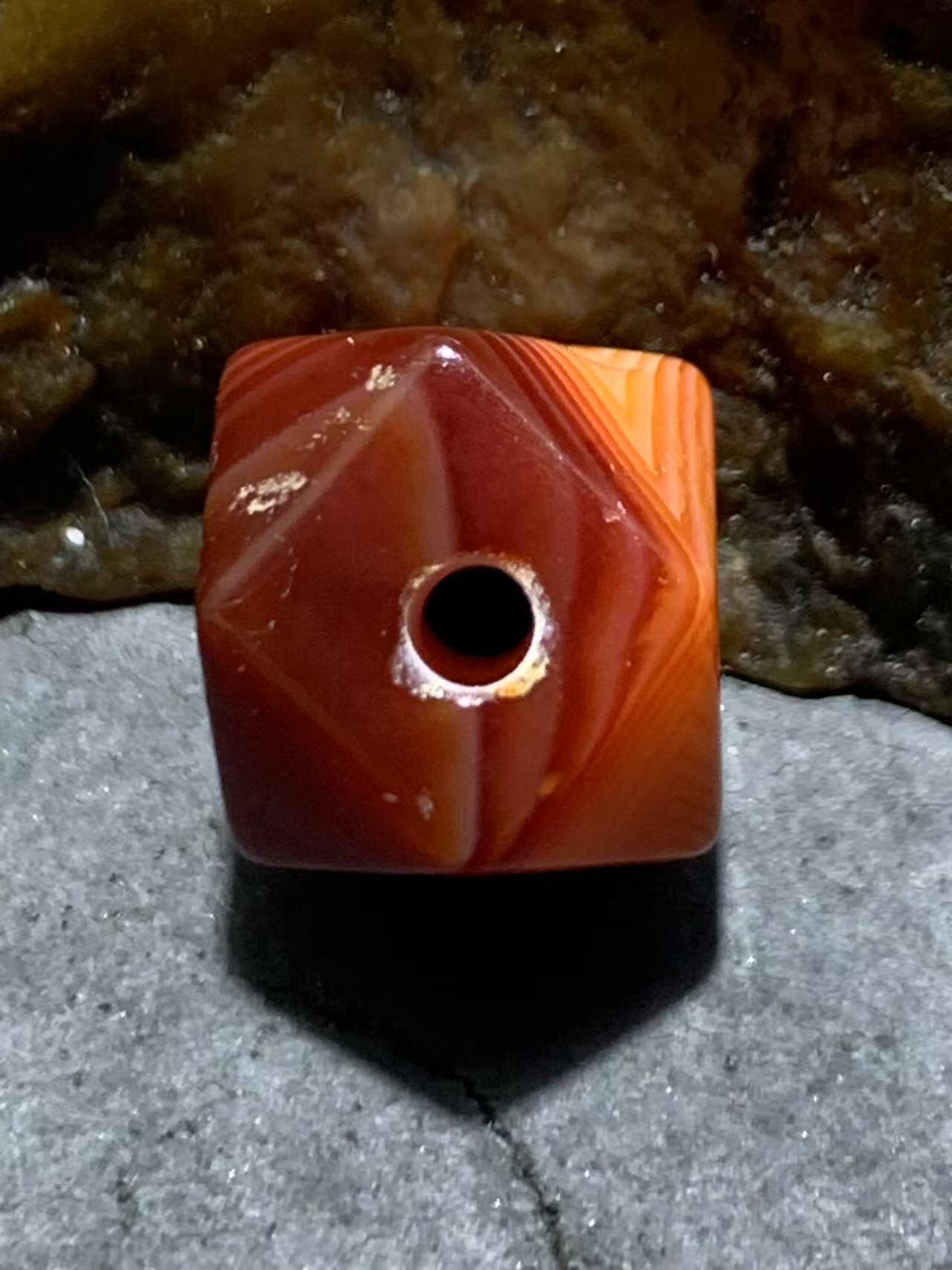 高玉化丝玛瑙通货唐八棱珠一颗，