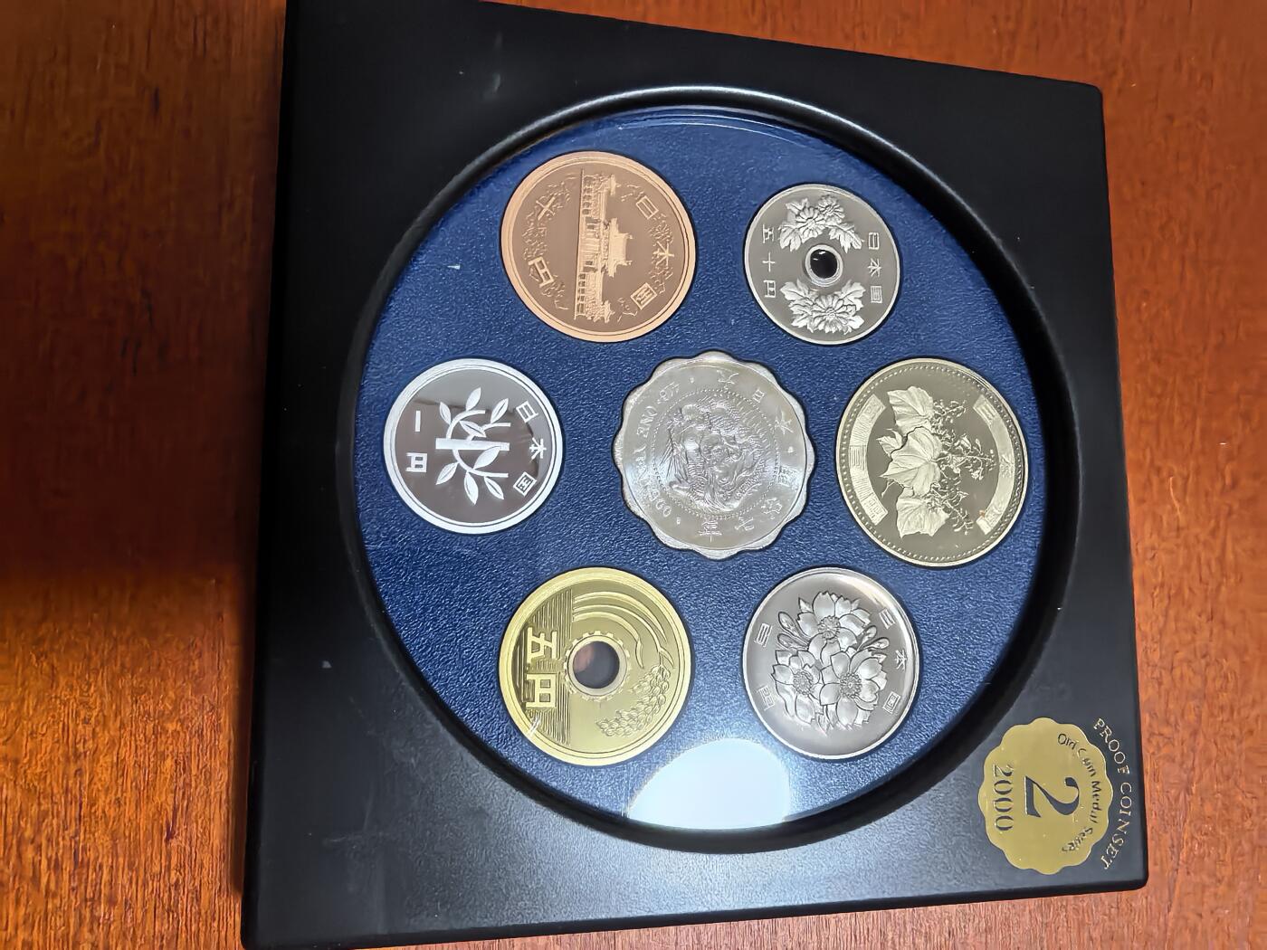 长老汇蛇年精选第三十三场拍卖 2000日本老钱币系列之二6枚精制币套装小方盒，含银质梅花形银章1枚，单面镀金（2）