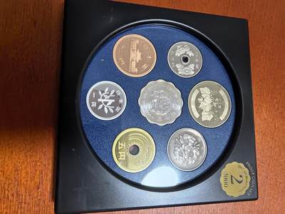 长老汇蛇年精选第三十三场拍卖 - 2000日本老钱币系列之二6枚精制币套装小方盒，含银质梅花形银章1枚，单面镀金（2）