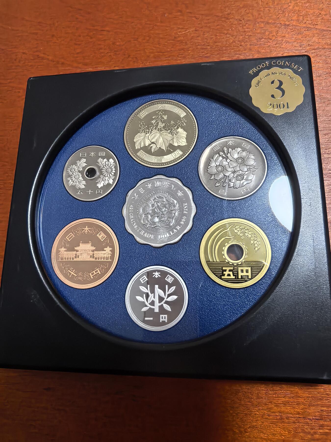 长老汇蛇年精选第三十三场拍卖 2001日本老钱币系列之三6枚精制币套装小方盒，含银质梅花形银章1枚，单面镀金（1）