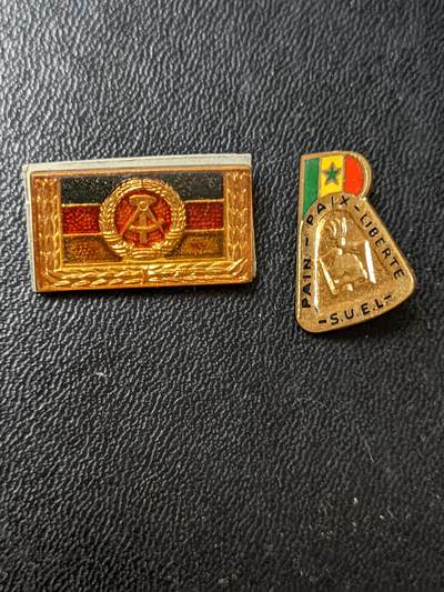 荷兰第124期勋赏拍卖 - 民主德国连续五次获得集体劳动荣誉奖章、塞内加尔社会主义革命党证章 翡翠稀少