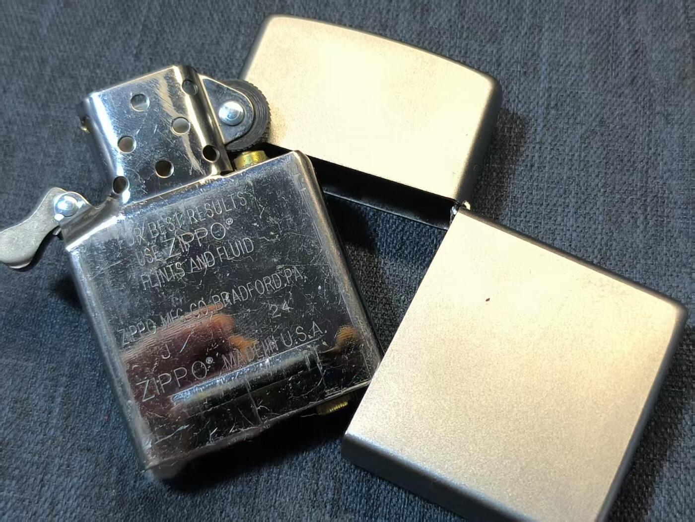 罗岚⭐爱藏⭐精品专拍-分享拍场赚佣金 美国芝宝（Zippo）燃油打火机--经典拉丝银色款 夕法尼亚州布拉德福德（Bradford, PA 16701 ）进口 基本全新到手可使用