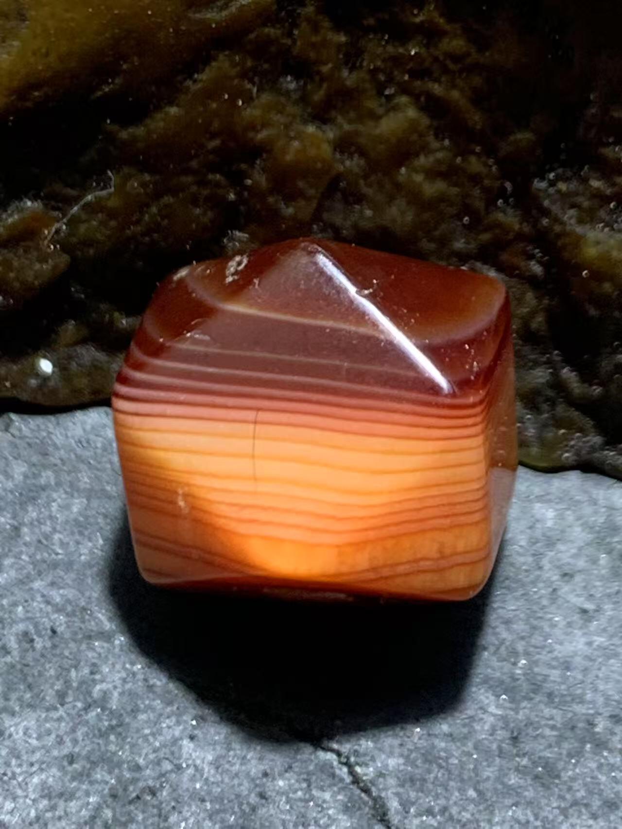 高玉化丝玛瑙通货唐八棱珠一颗，