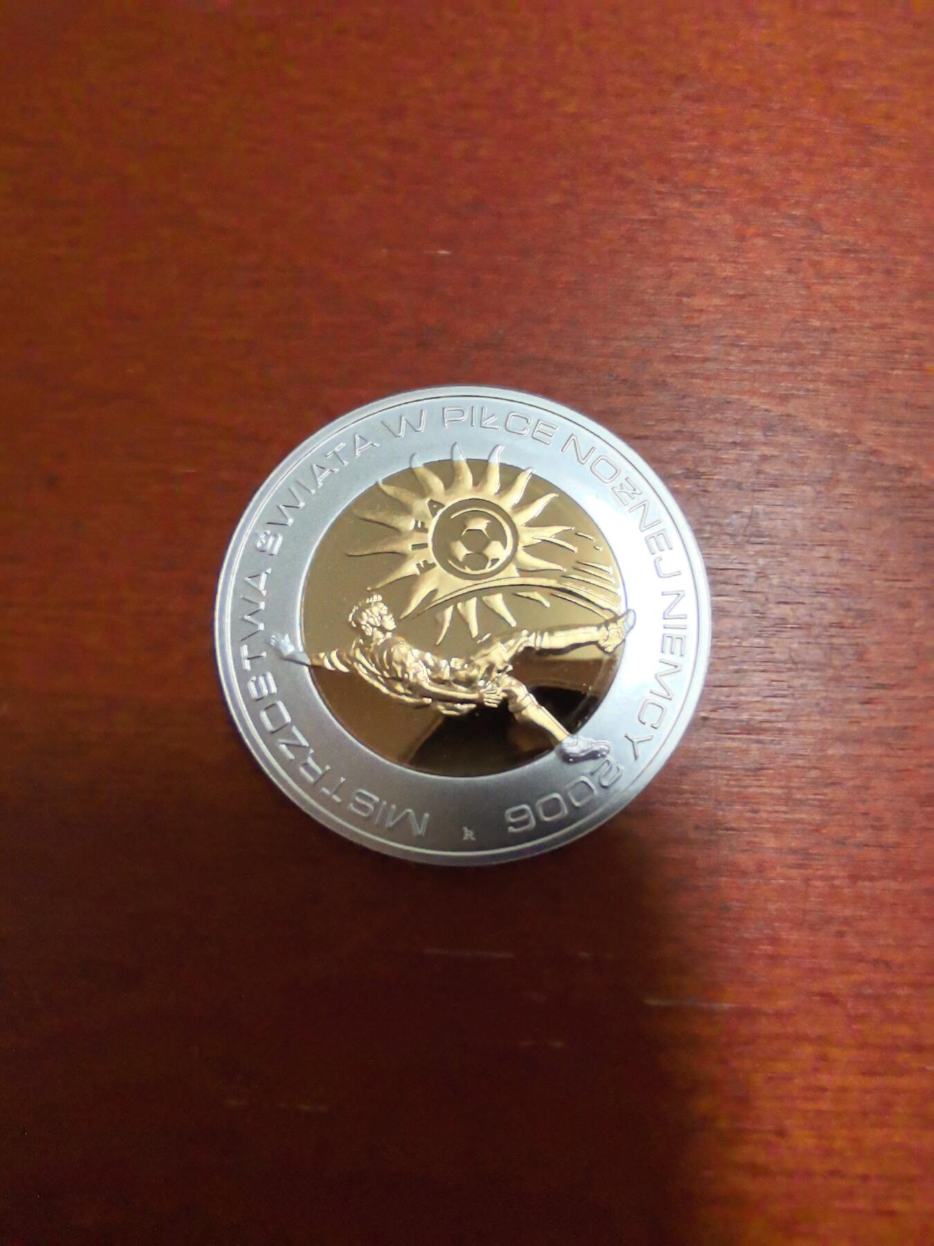 长老汇蛇年精选第三十三场拍卖 2006波兰世界杯10兹罗提镀金精制银币，外圈银，内圈银镀金，14.14克925银