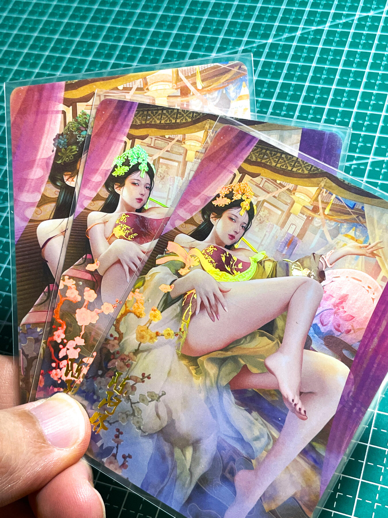 显眼宝26期 都有拍摄近景图可以细看 燎原卡牌   魅系列卡  陈阿娇收藏卡  共3张   彩闪烫金工艺  大卡尺寸  63*88