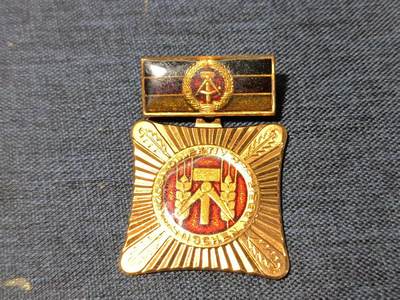 罗岚⭐爱藏⭐精品专拍-分享拍场赚佣金 - 民主德国集体劳动荣誉奖章 中期版美品背面铭文“以社会主义方式工作、学习和生活 （Sozialistisch arbeiten, lernen und leben ）”