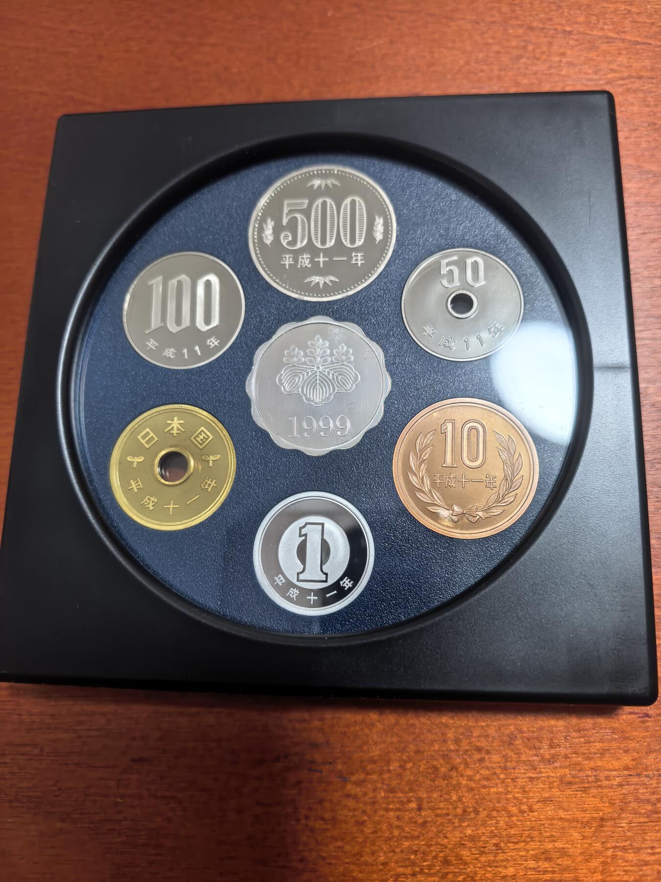 长老汇蛇年精选第三十三场拍卖 1999日本老钱币系列之一6枚精制币套装小方盒，含银质梅花形银章1枚，单面镀金