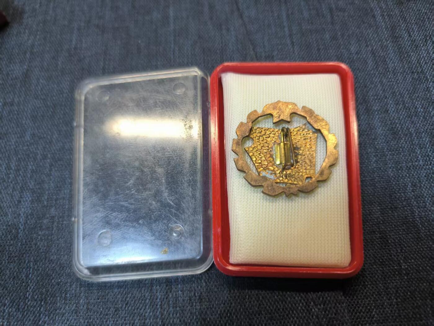 罗岚⭐爱藏⭐精品专拍-分享拍场赚佣金 匈牙利人民共和国金级建设旅奖章带盒 多色热珐琅鎏金镂空版