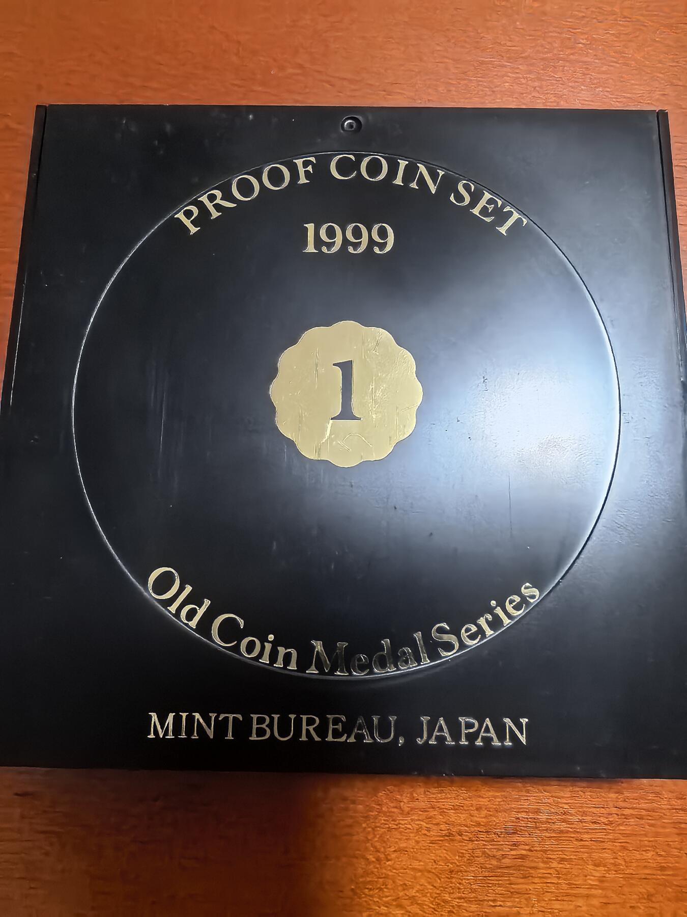 长老汇蛇年精选第三十三场拍卖 1999日本老钱币系列之一6枚精制币套装小方盒，含银质梅花形银章1枚，单面镀金
