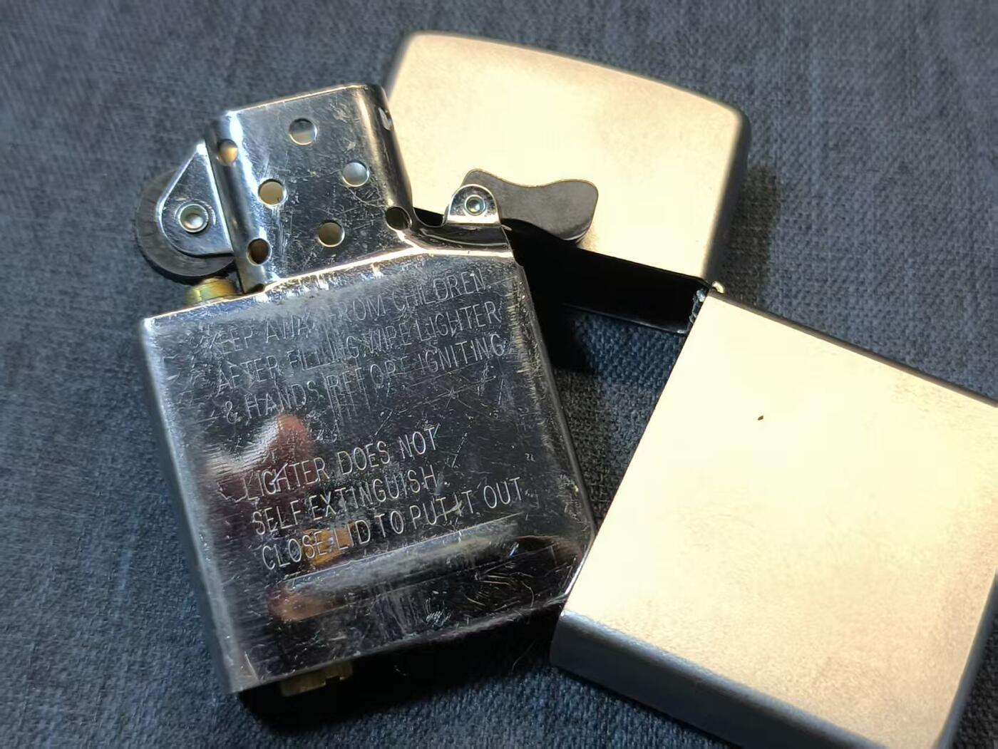 罗岚⭐爱藏⭐精品专拍-分享拍场赚佣金 美国芝宝（Zippo）燃油打火机--经典拉丝银色款 夕法尼亚州布拉德福德（Bradford, PA 16701 ）进口 基本全新到手可使用