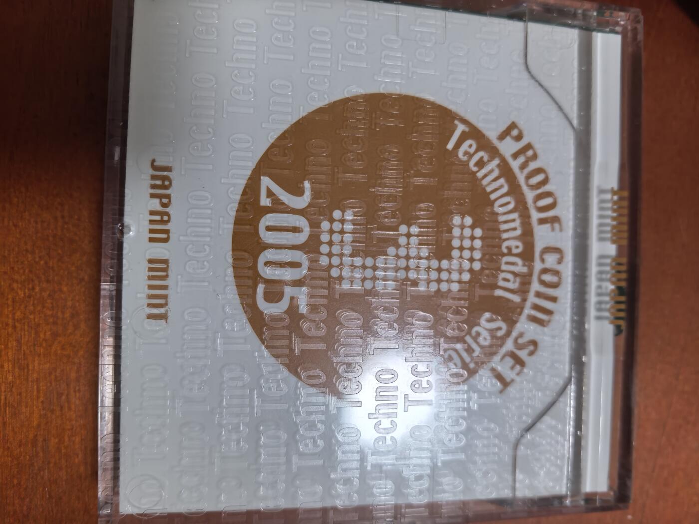 长老汇蛇年精选第三十三场拍卖 2005日本科技系列之三6枚精制币套装小方盒，含银质梅花形镀金银章1枚