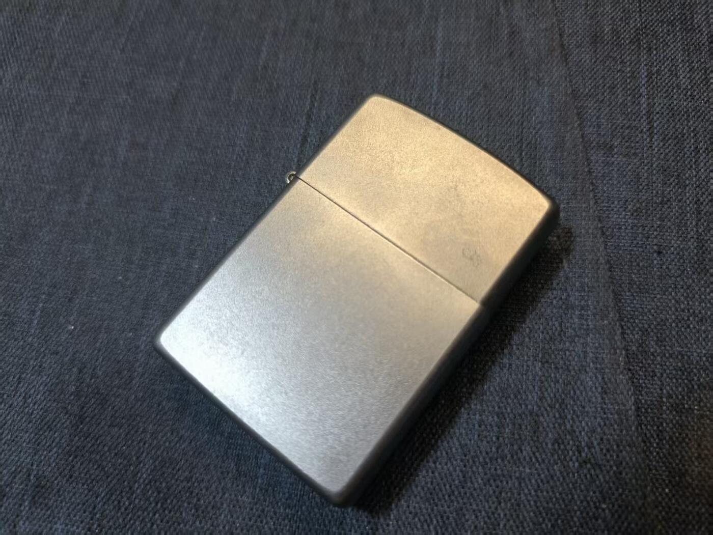 罗岚⭐爱藏⭐精品专拍-分享拍场赚佣金 美国芝宝（Zippo）燃油打火机--经典拉丝银色款 夕法尼亚州布拉德福德（Bradford, PA 16701 ）进口 基本全新到手可使用