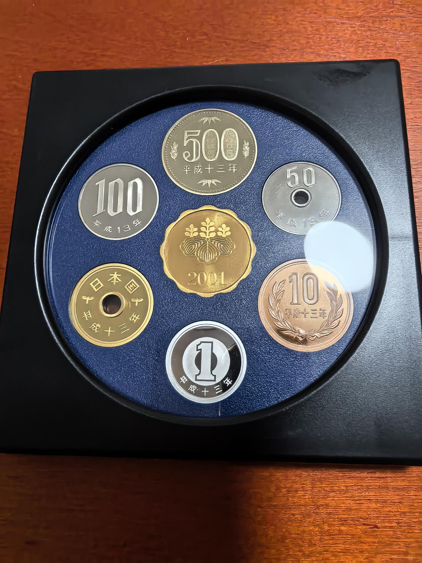 长老汇蛇年精选第三十三场拍卖 2001日本老钱币系列之三6枚精制币套装小方盒，含银质梅花形银章1枚，单面镀金（1）