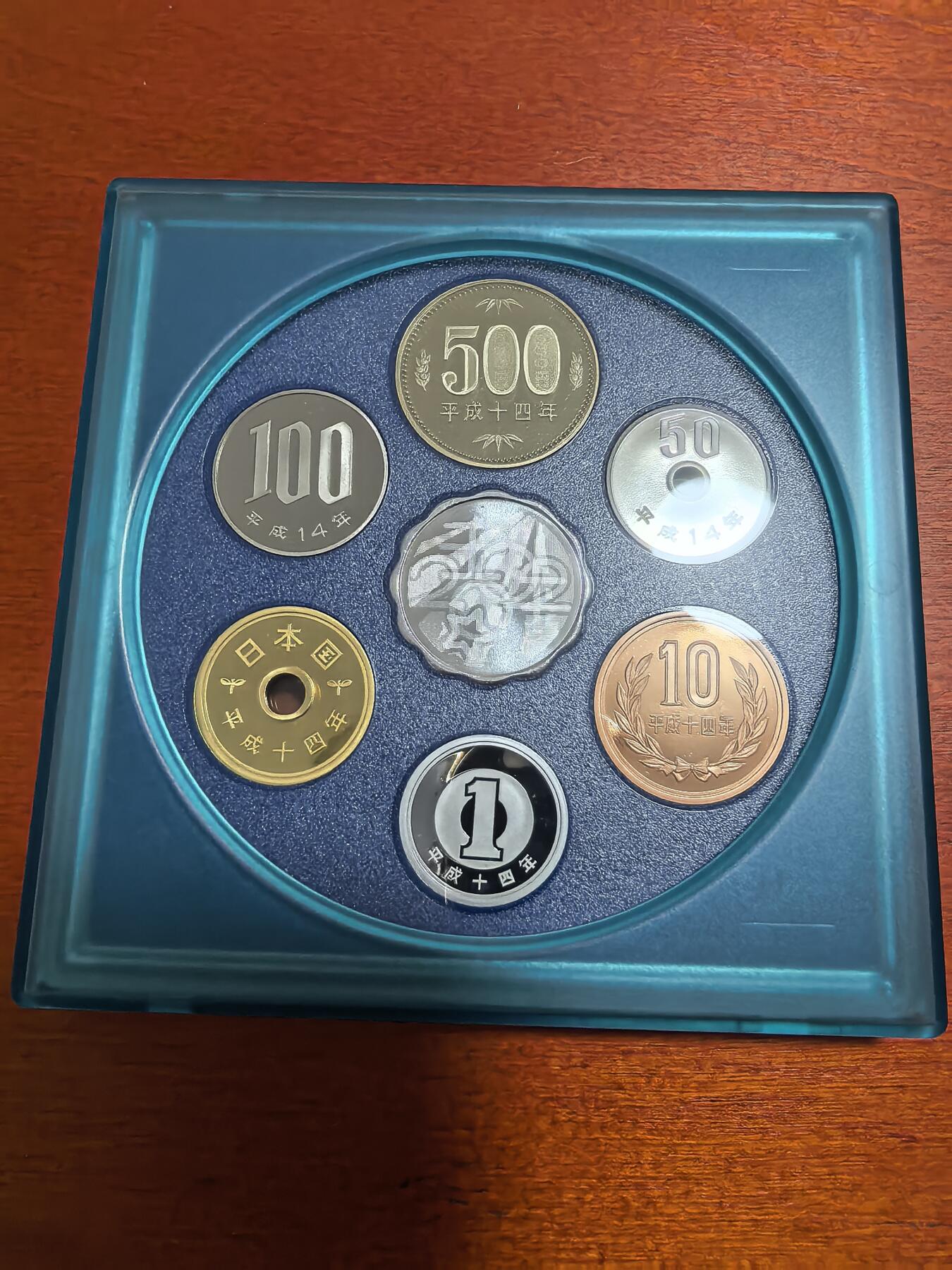 长老汇蛇年精选第三十三场拍卖 2002日本科技系列之一6枚精制币套装小方盒，含银质梅花形银章1枚（1）