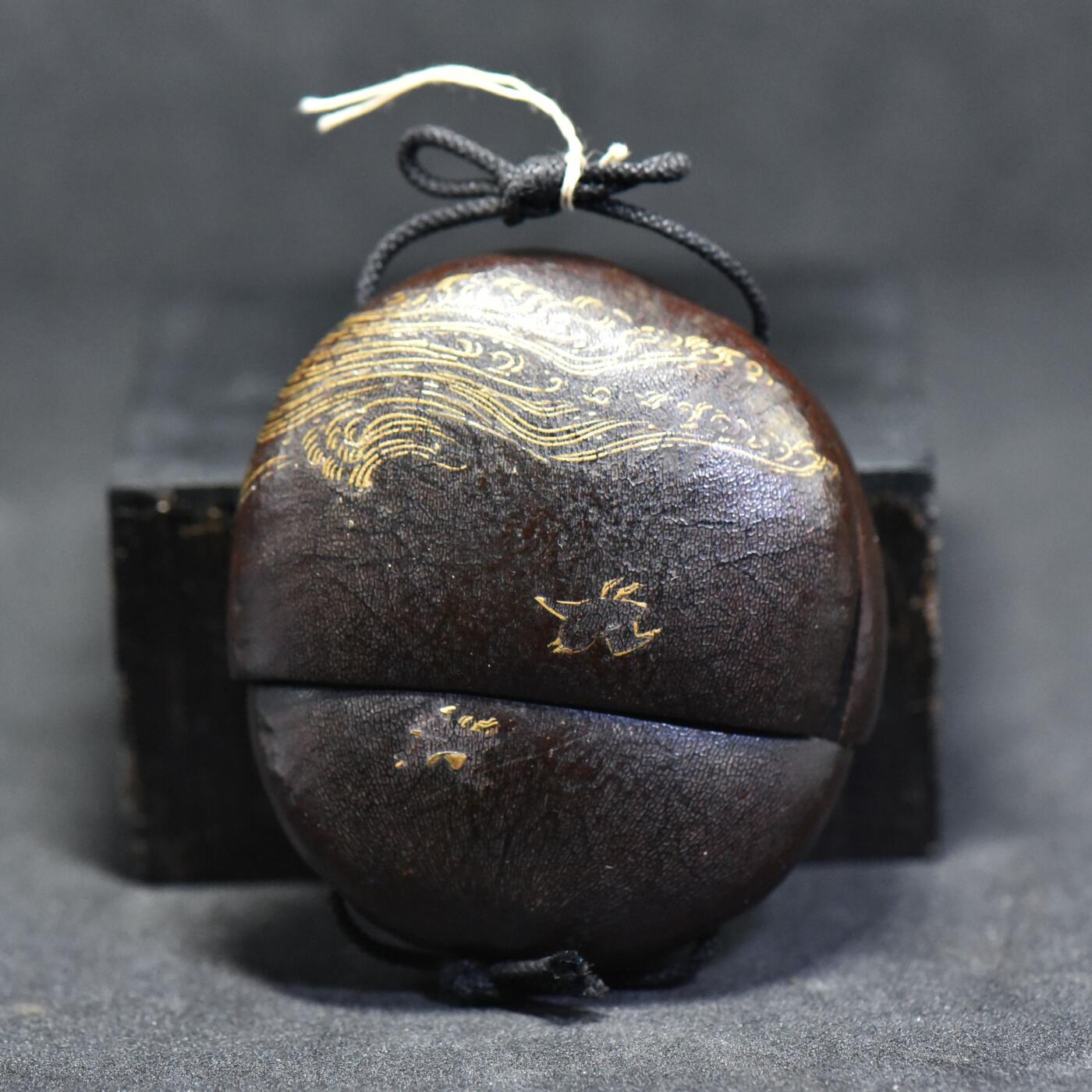 【良泉】第36期【直播场】8月21日晚19.30点开拍！173组，西方古代钱币、杂项专场 【罕见】19世纪【日本】九龙藤豆/平安豆？（原产地东南亚）描金印笼，这类特殊印笼在日本也极为罕见，可惜干裂