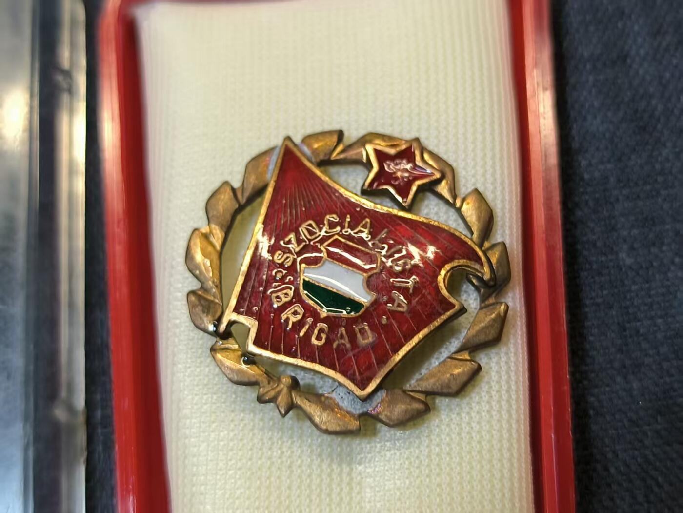 罗岚⭐爱藏⭐精品专拍-分享拍场赚佣金 匈牙利人民共和国金级建设旅奖章带盒 多色热珐琅鎏金镂空版