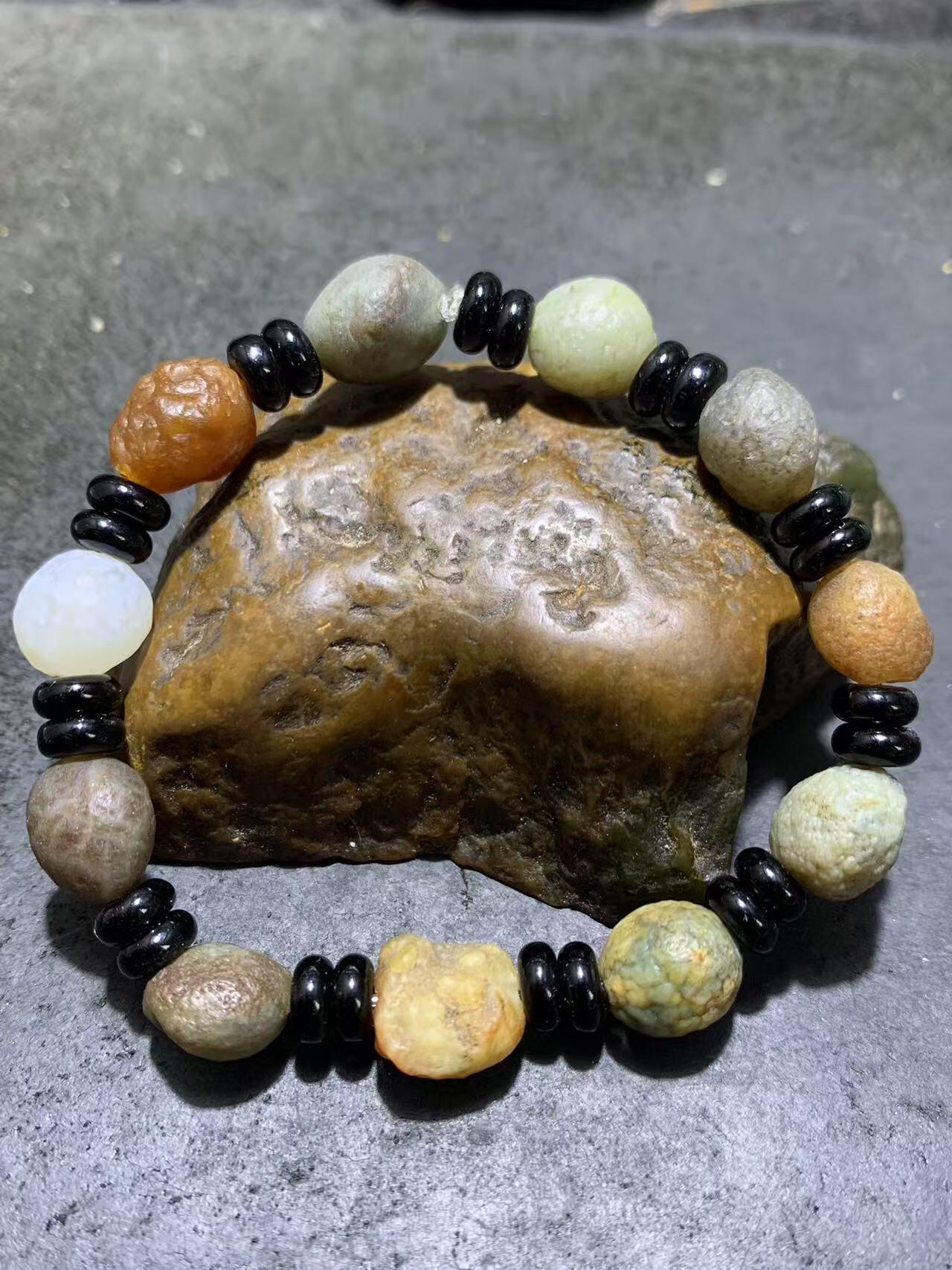 精美阿拉善麻皮玛瑙原石小手串一条。